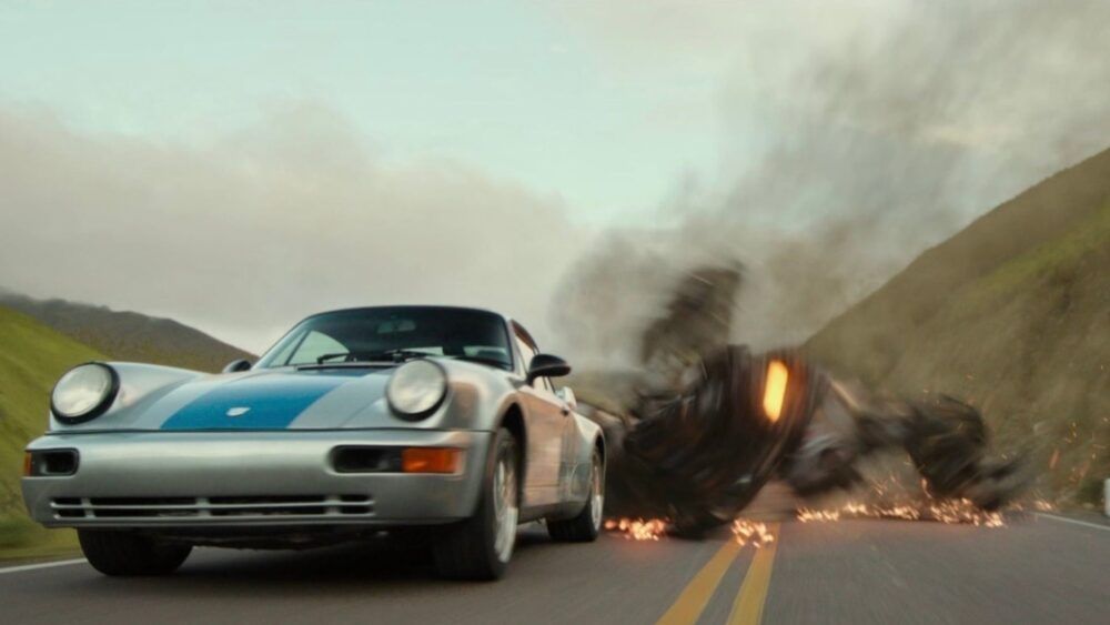 https://newsroom.porsche.com - W najnowszym filmie Transformers: Przebudzenie Bestii znajdziemy smaczek dla fanów motoryzacji - Porsche 911 Carrera RS 3.8.