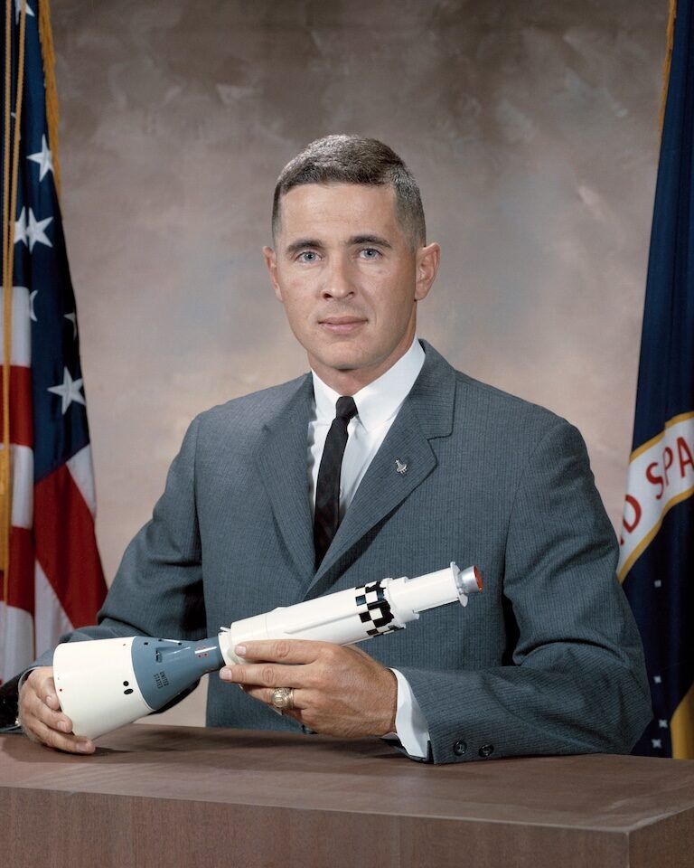 Portret astronauty Williama A. Andersa trzymającego model rakiety. Źródło: NASA