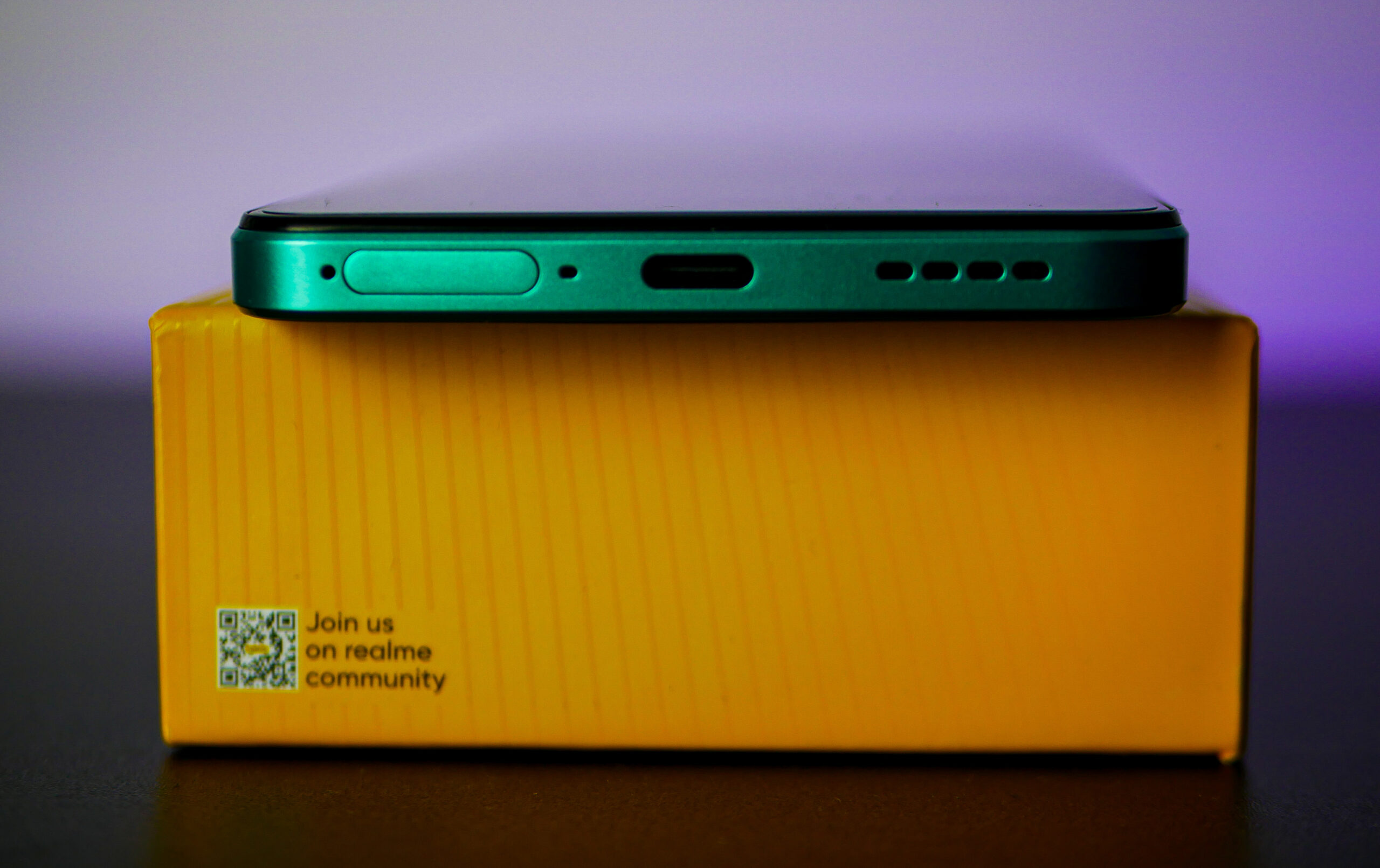 Smartfon Realme 14T 5G w zielonej obudowie z ekranem AMOLED i baterią 6000 mAh