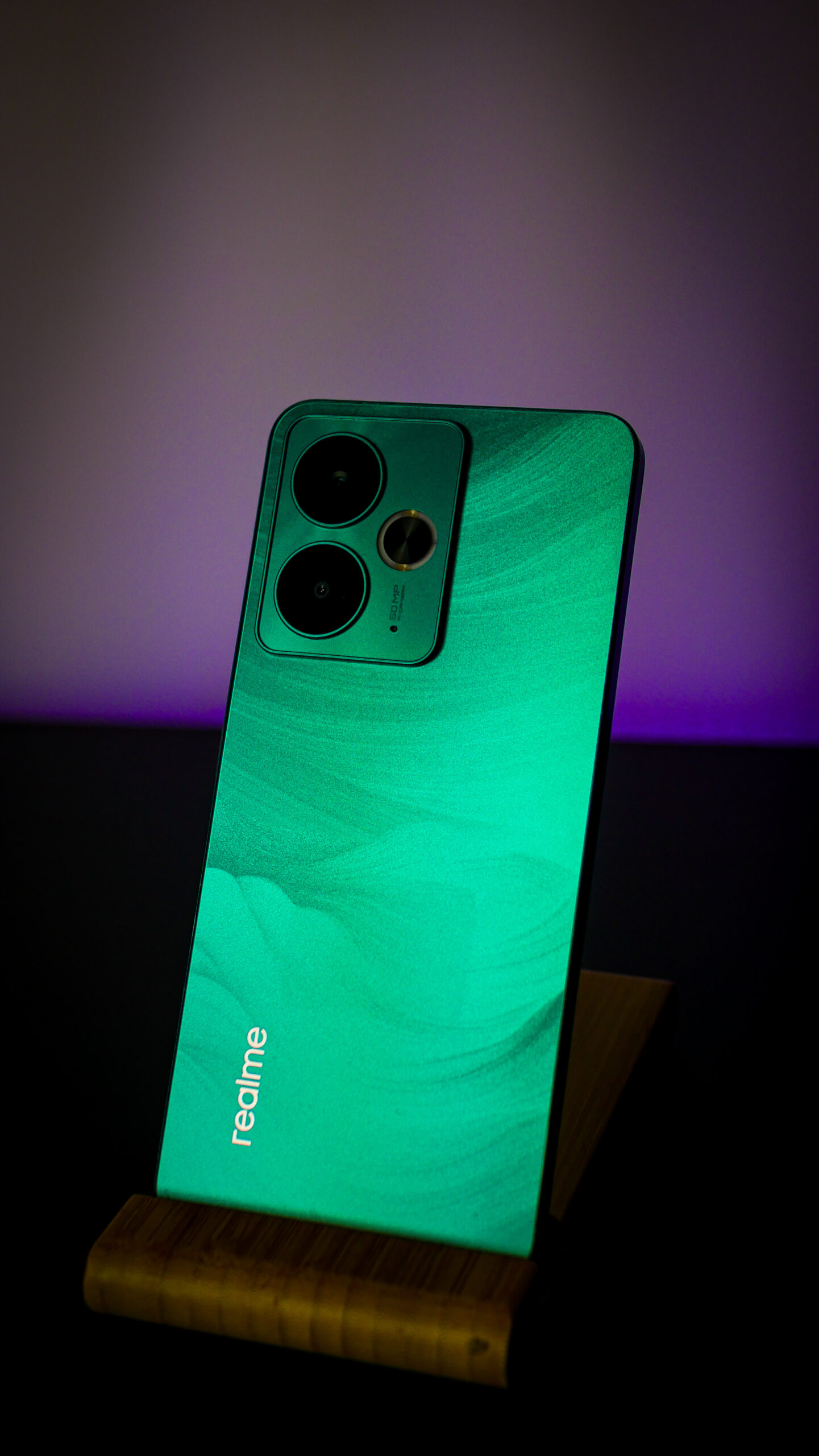 Smartfon Realme 14T 5G w zielonej obudowie z ekranem AMOLED i baterią 6000 mAh