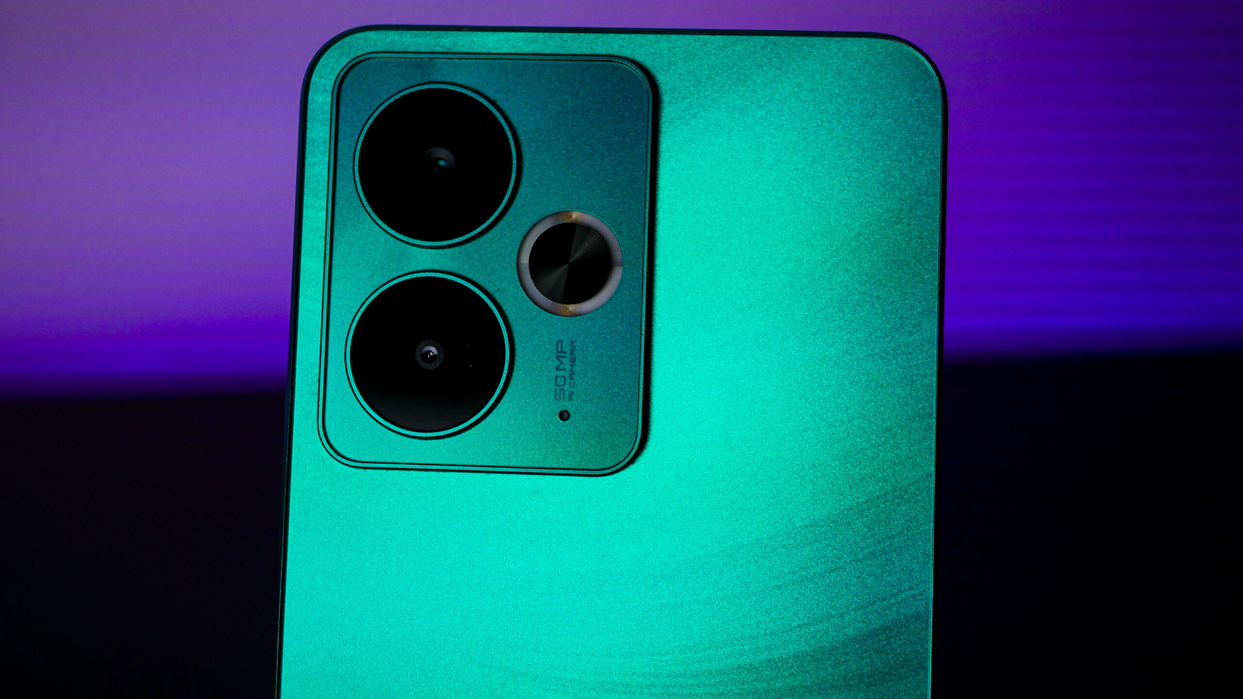 Smartfon Realme 14T 5G w zielonej obudowie z ekranem AMOLED i baterią 6000 mAh
