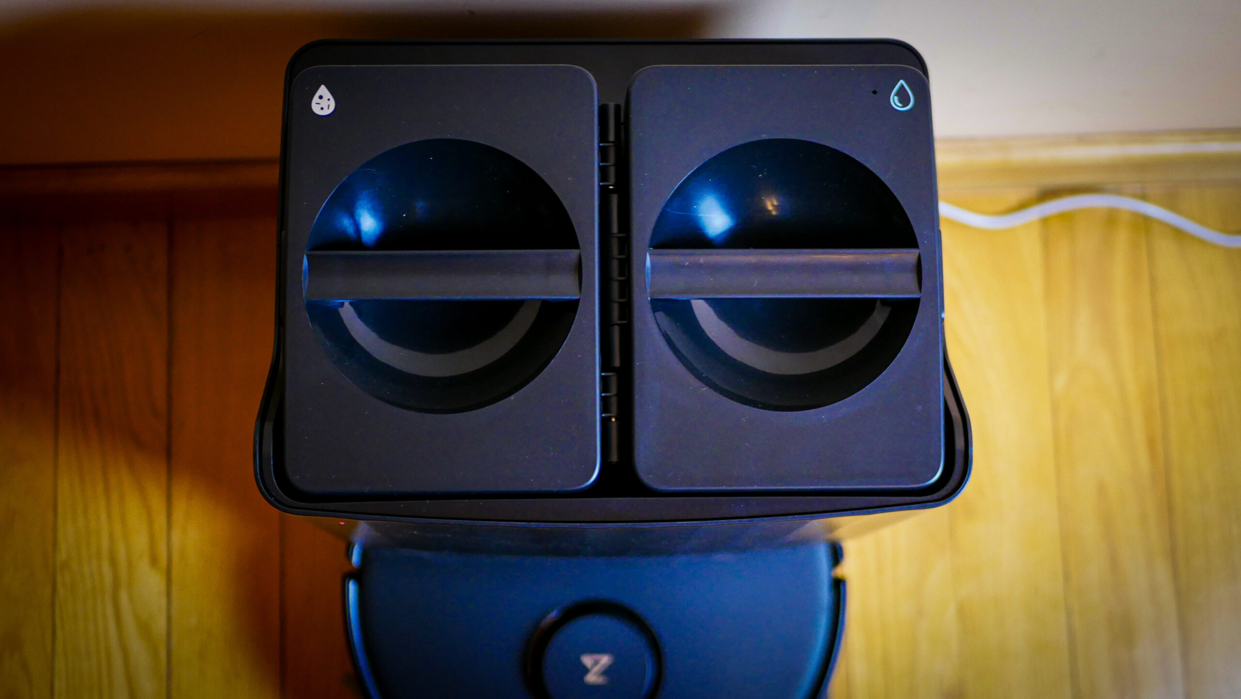 Robot sprzątający Roborock Qrevo Edge 5V1 pojemniki na wodę