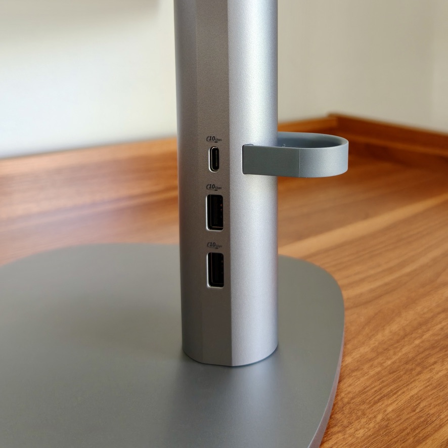 HP OmniStudio X 27 All-in-One - podstawa z portami USB
