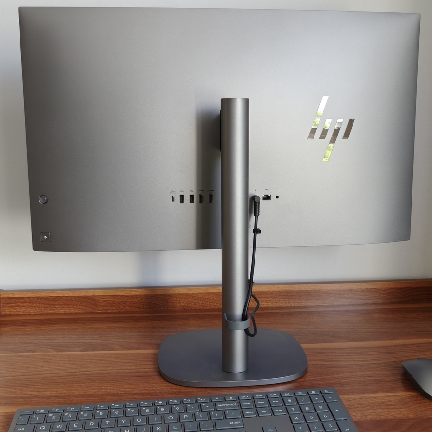 HP OmniStudio X 27 All-in-One - rzut z tyłu