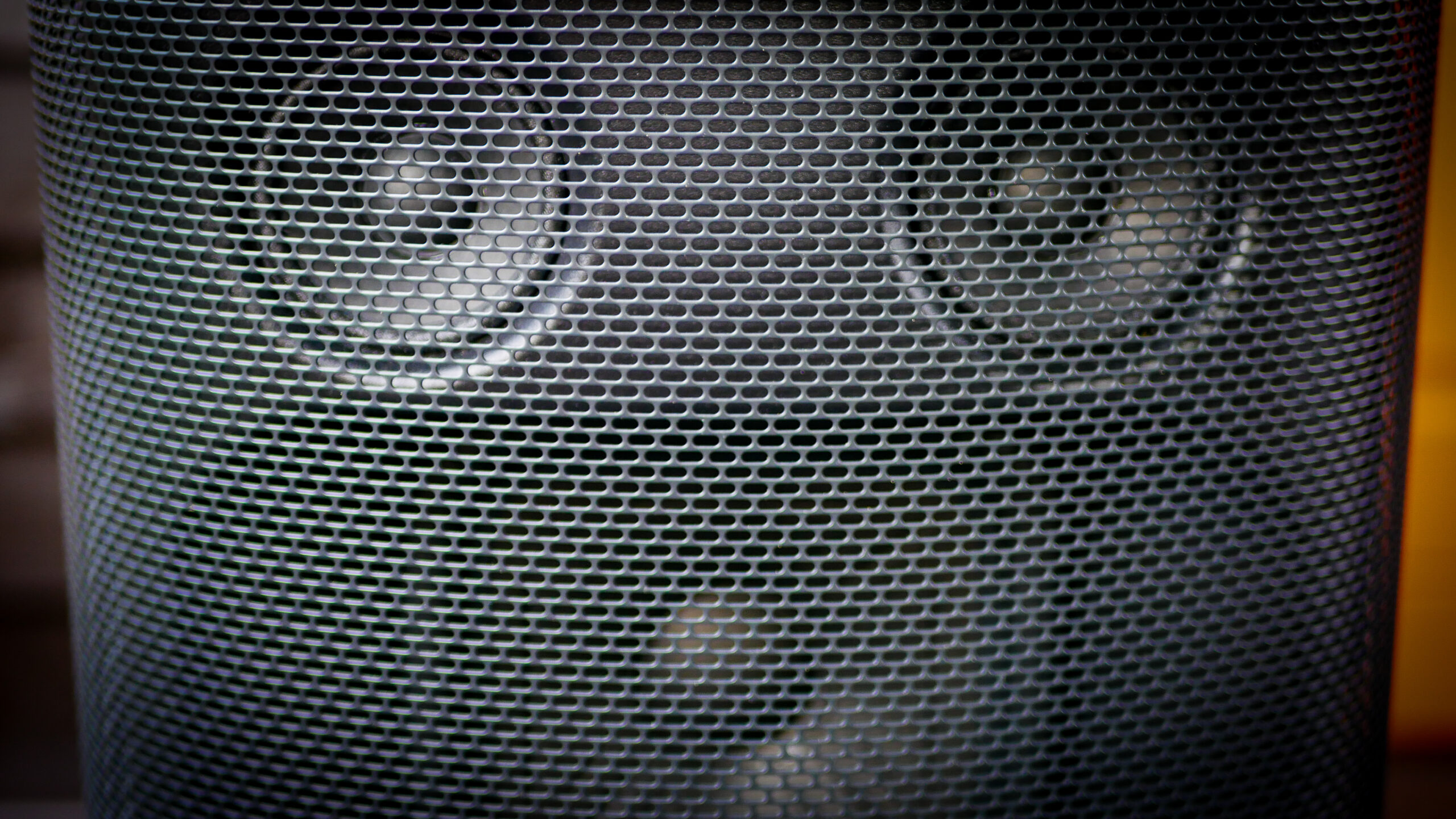 Głośnik Sony SRS-XV800 podczas testu w plenerze