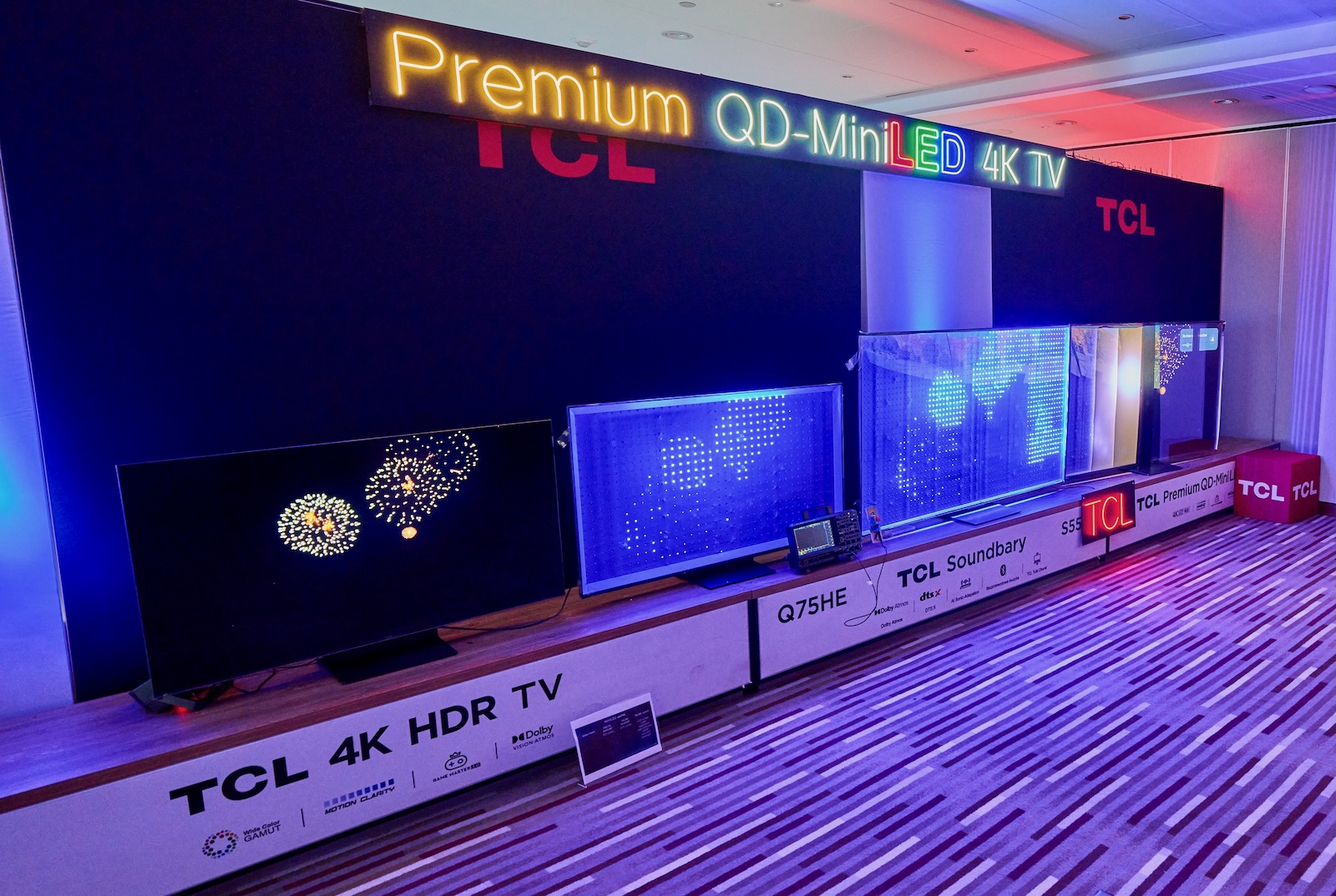 Przekrój technologiczny panelu TCL Mini-LED, pokazujący poszczególne warstwy od gołych diod po gotowy obraz
