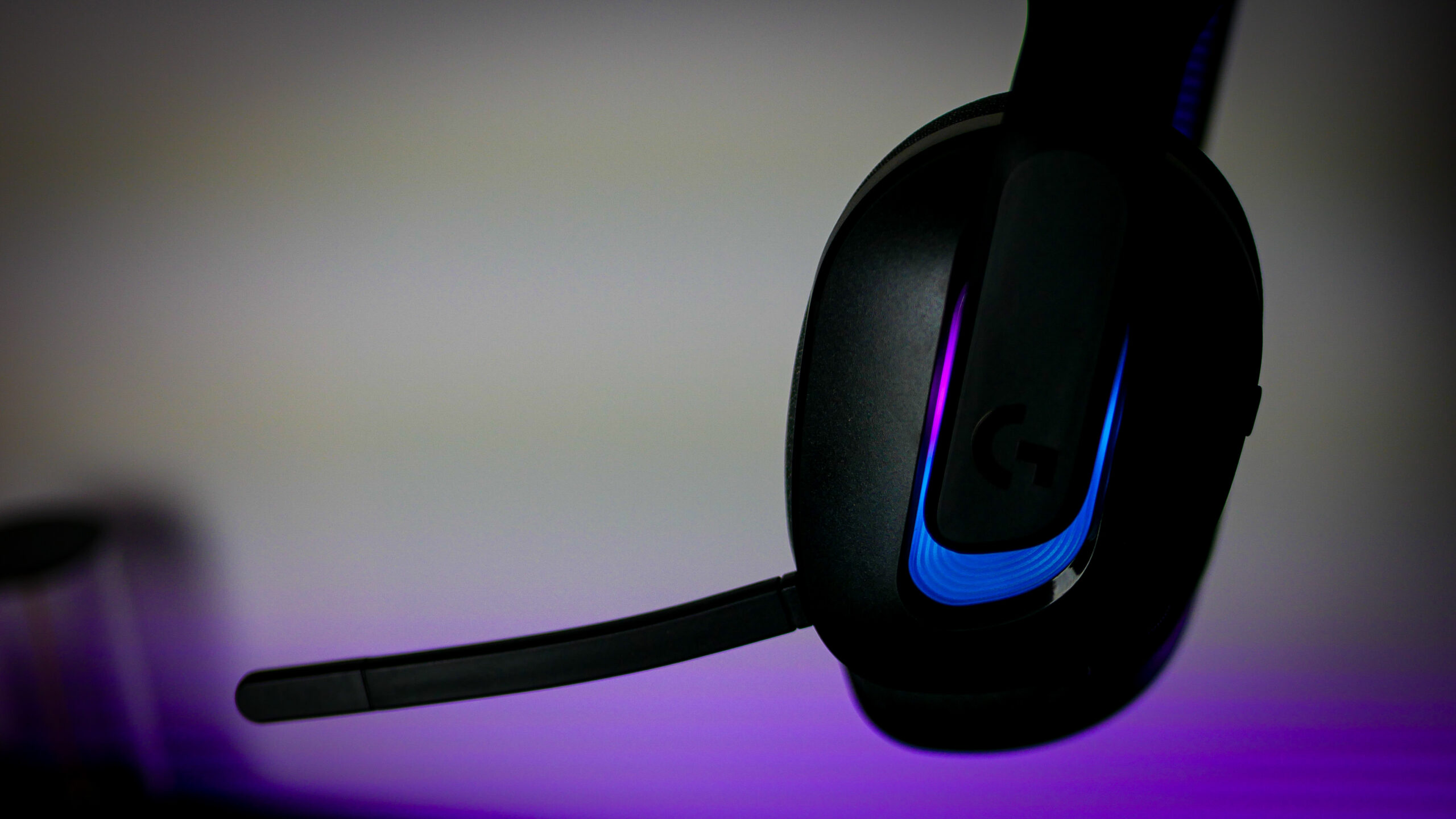Bezprzewodowe słuchawki gamingowe Logitech G522 LIGHTSPEED z RGB i tri-mode łącznością na biurku gracza