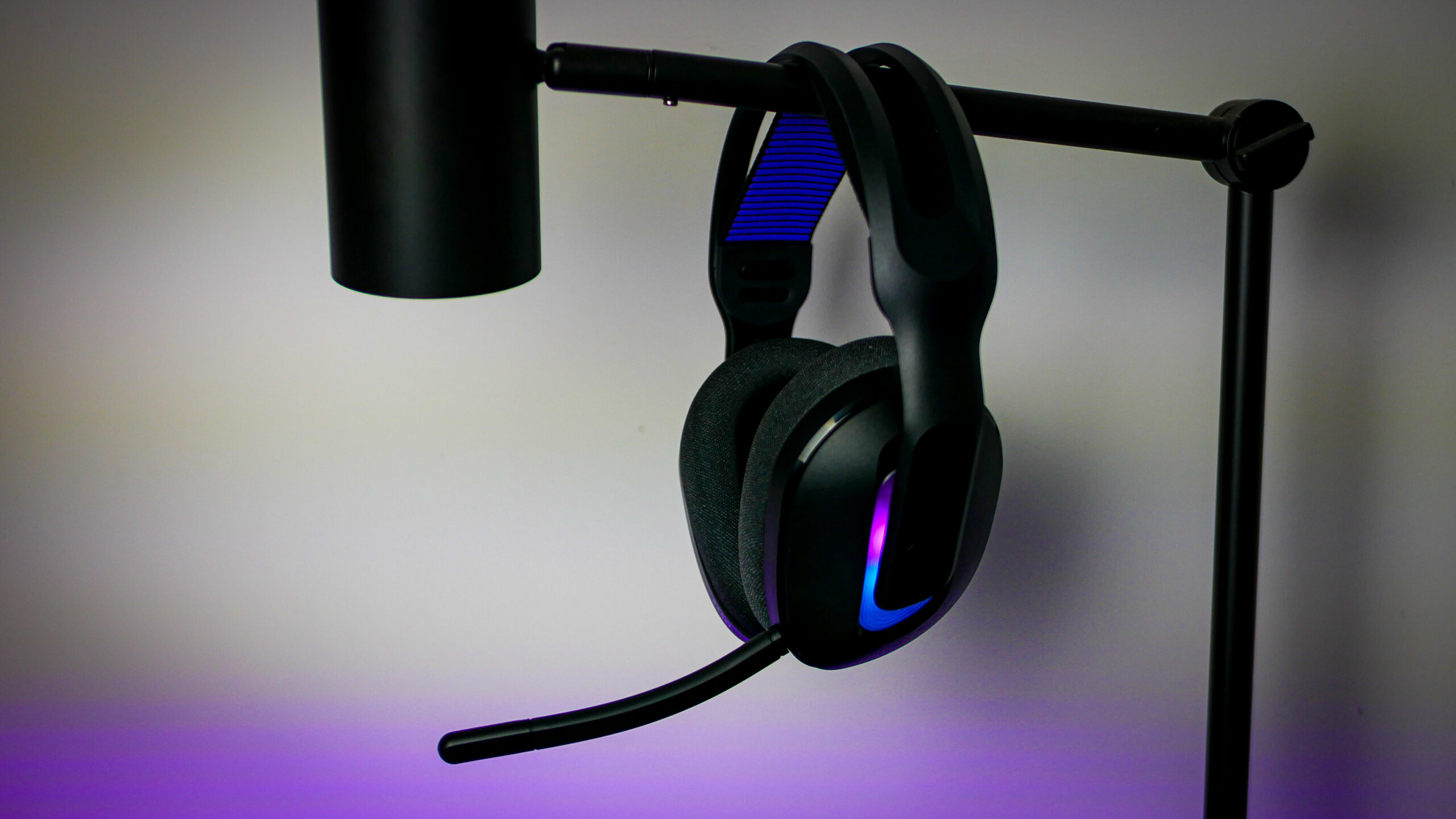 Bezprzewodowe słuchawki gamingowe Logitech G522 LIGHTSPEED z RGB i tri-mode łącznością na biurku gracza