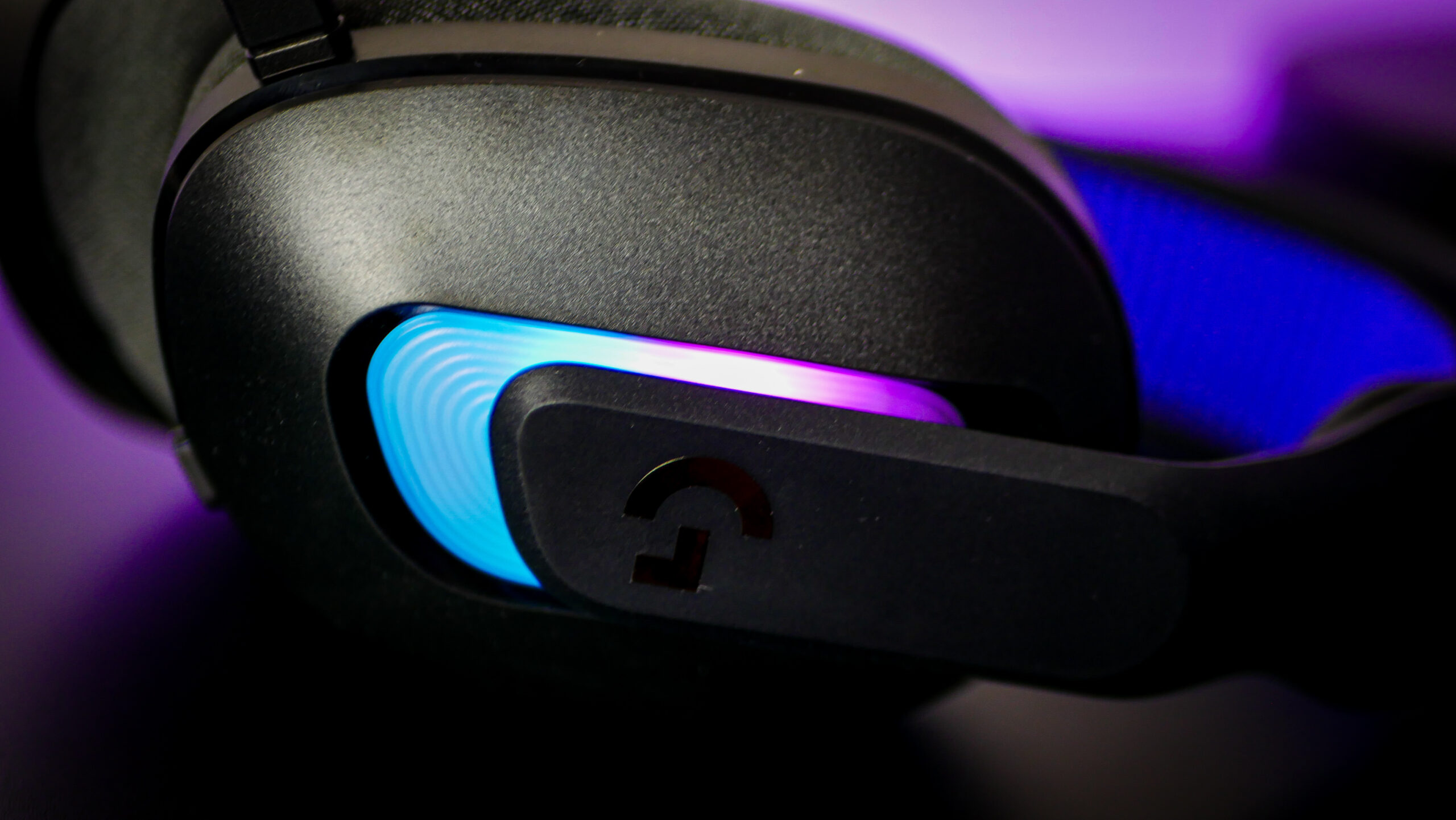 Bezprzewodowe słuchawki gamingowe Logitech G522 LIGHTSPEED z RGB i tri-mode łącznością na biurku gracza