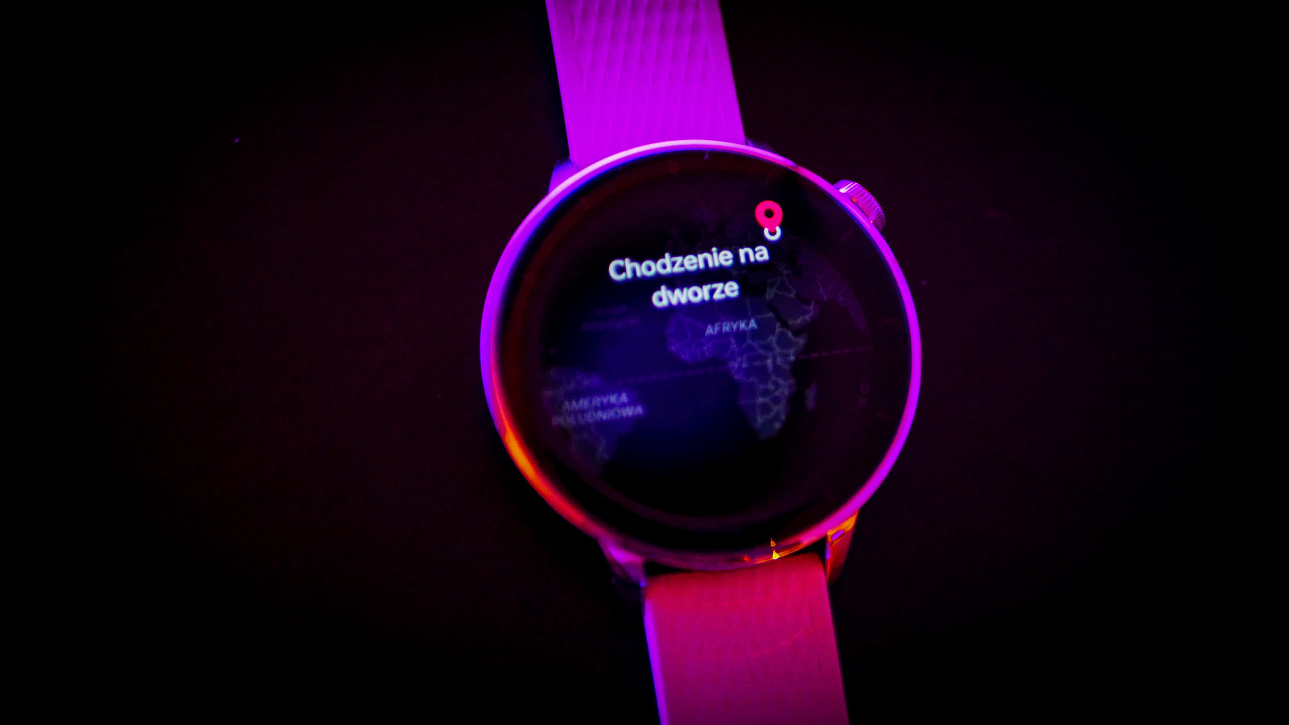 Trening chodzenie monitorowany przez OnePlus Watch 3