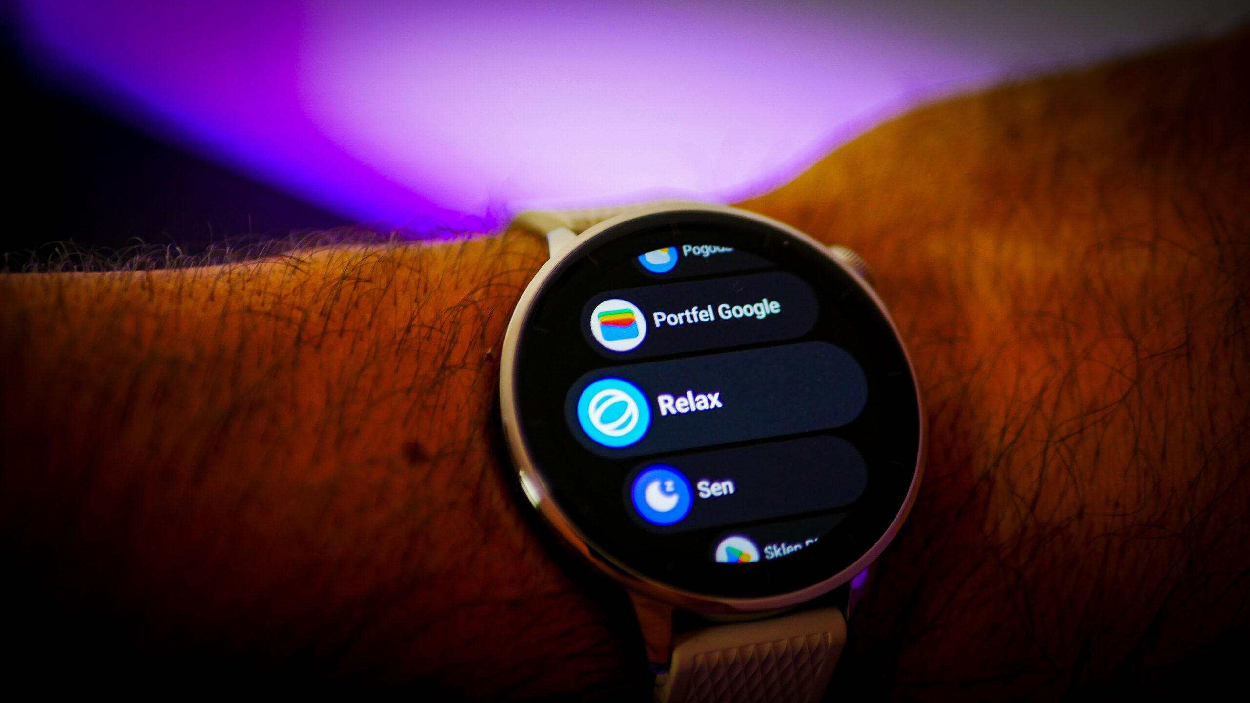 OnePlus Watch 3 prezentujący menu na ekranie
