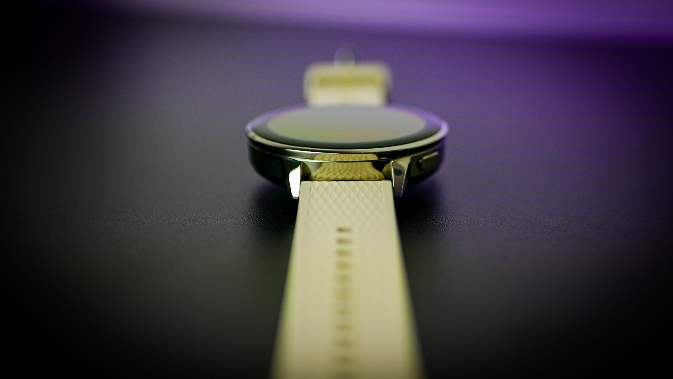 Smartwatch OnePlus Watch 3 43 mm na nadgarstku w eleganckim stylu