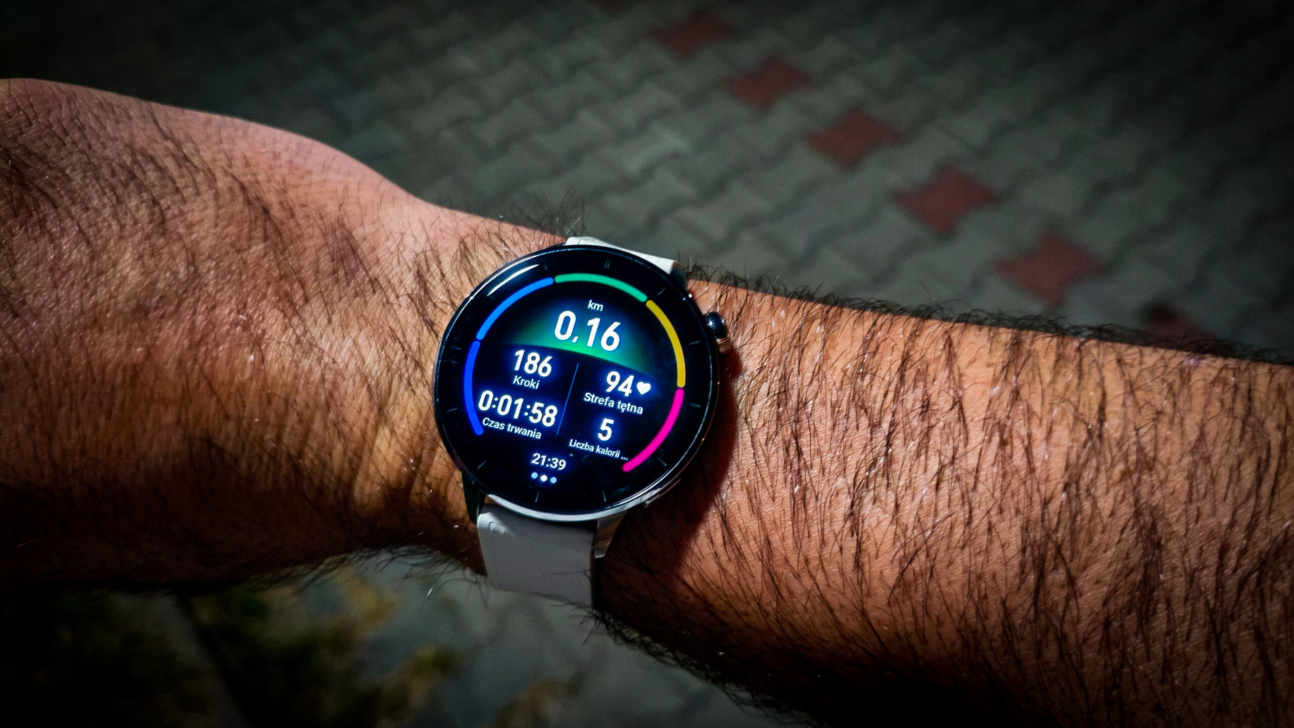 Smartwatch OnePlus Watch 3 43 mm na nadgarstku w eleganckim stylu