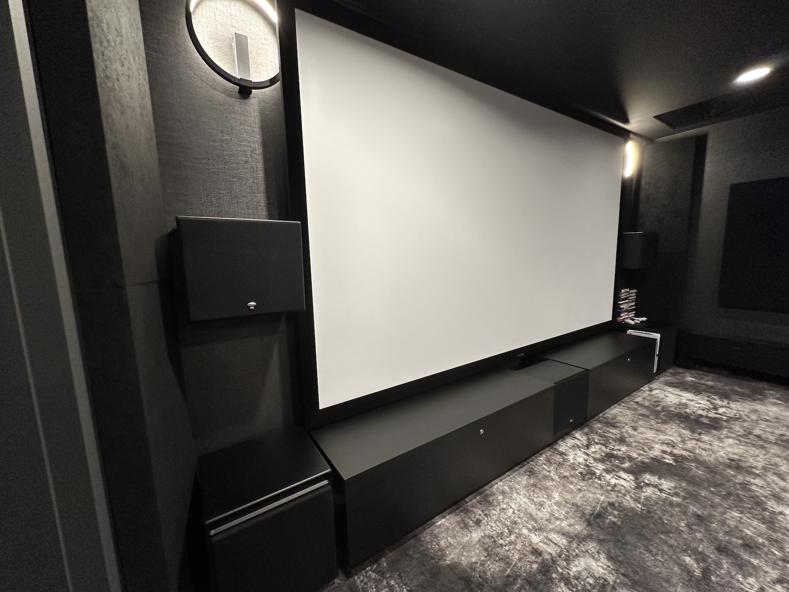 Kino 1410 z projektorem Sony VPL-VW760ES w Hotelu 1231 w Toruniu - Ekran z bliska