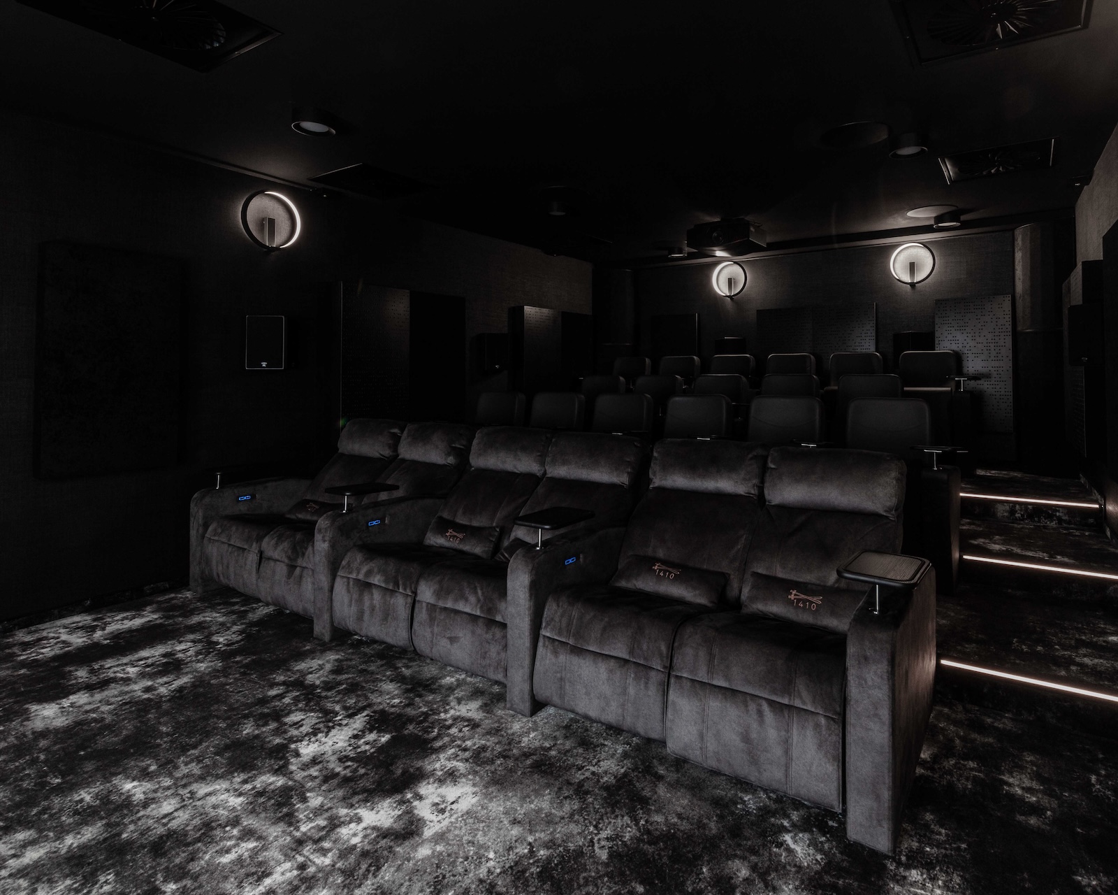 Kino 1410 z projektorem Sony VPL-VW760ES w Hotelu 1231 w Toruniu - Przyciemniona sala