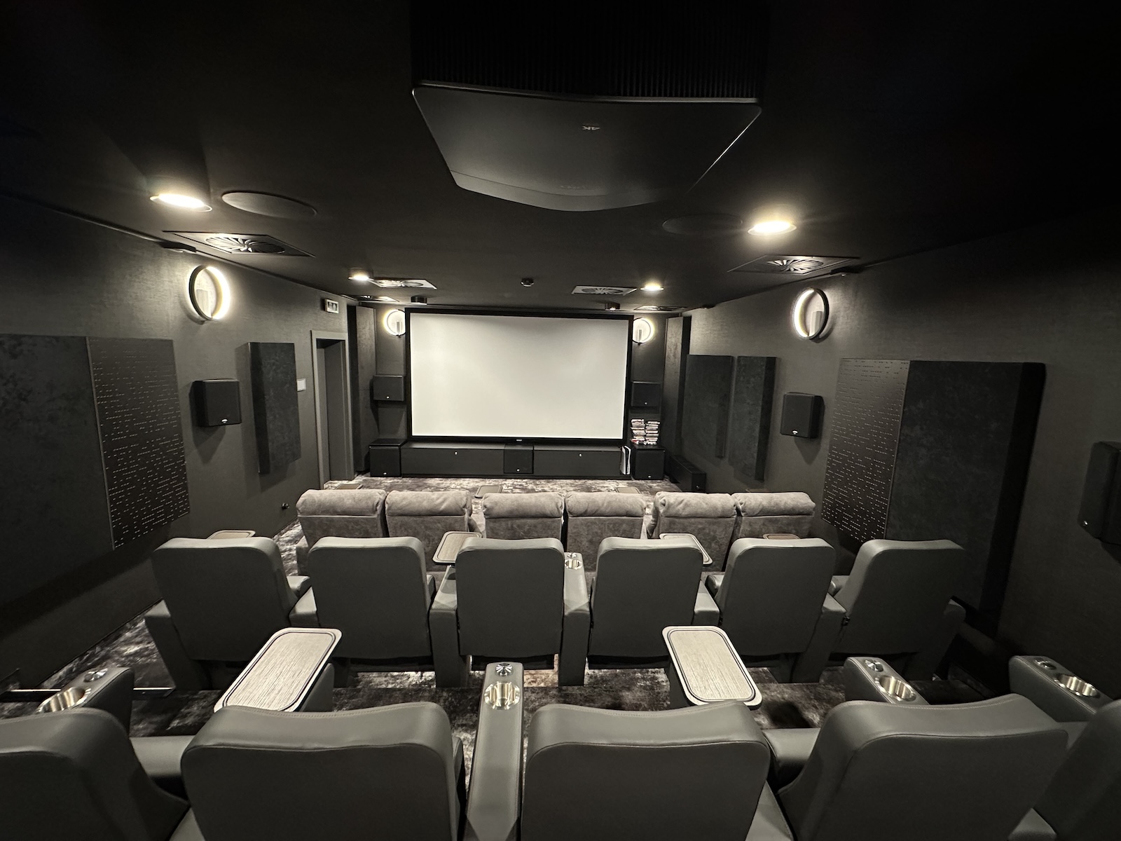 Kino 1410 z projektorem Sony VPL-VW760ES w Hotelu 1231 w Toruniu - Widok na ekran z końca sali