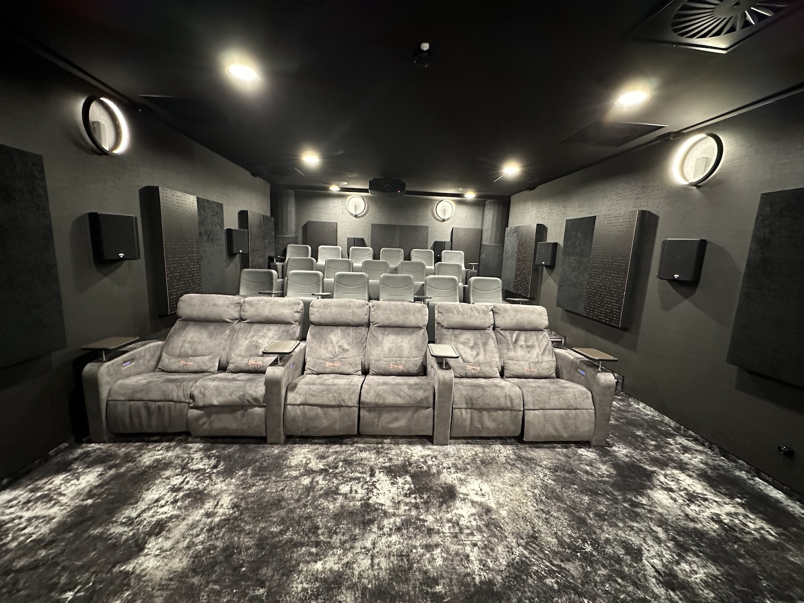 Kino 1410 z projektorem Sony VPL-VW760ES w Hotelu 1231 w Toruniu - Widok na salę od strony ekranu