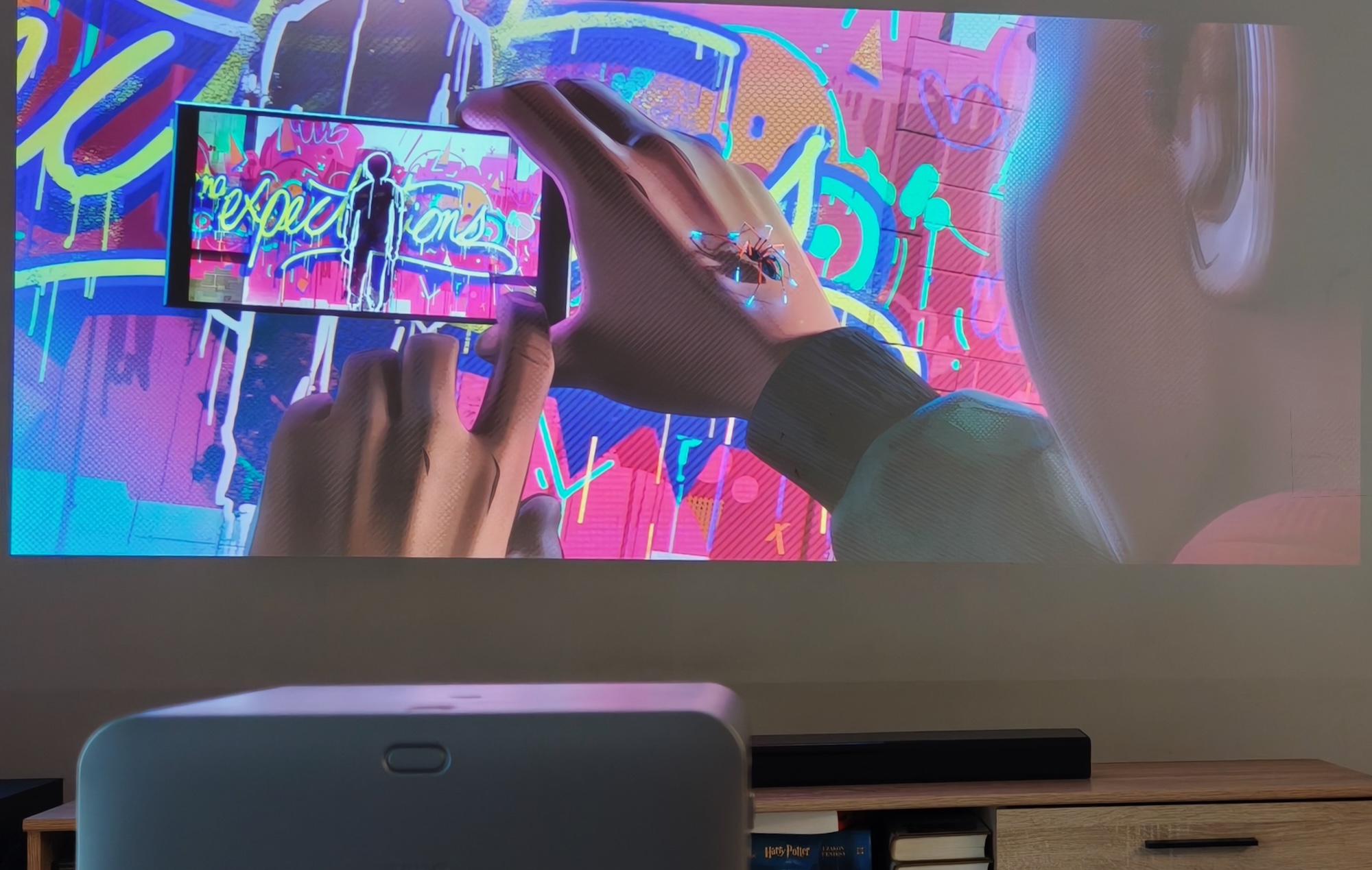 Inna scena z filmu Spider-Man - Into the Spider-Verse wyświetlana na projektorze BenQ TK705i w pochmurny dzień