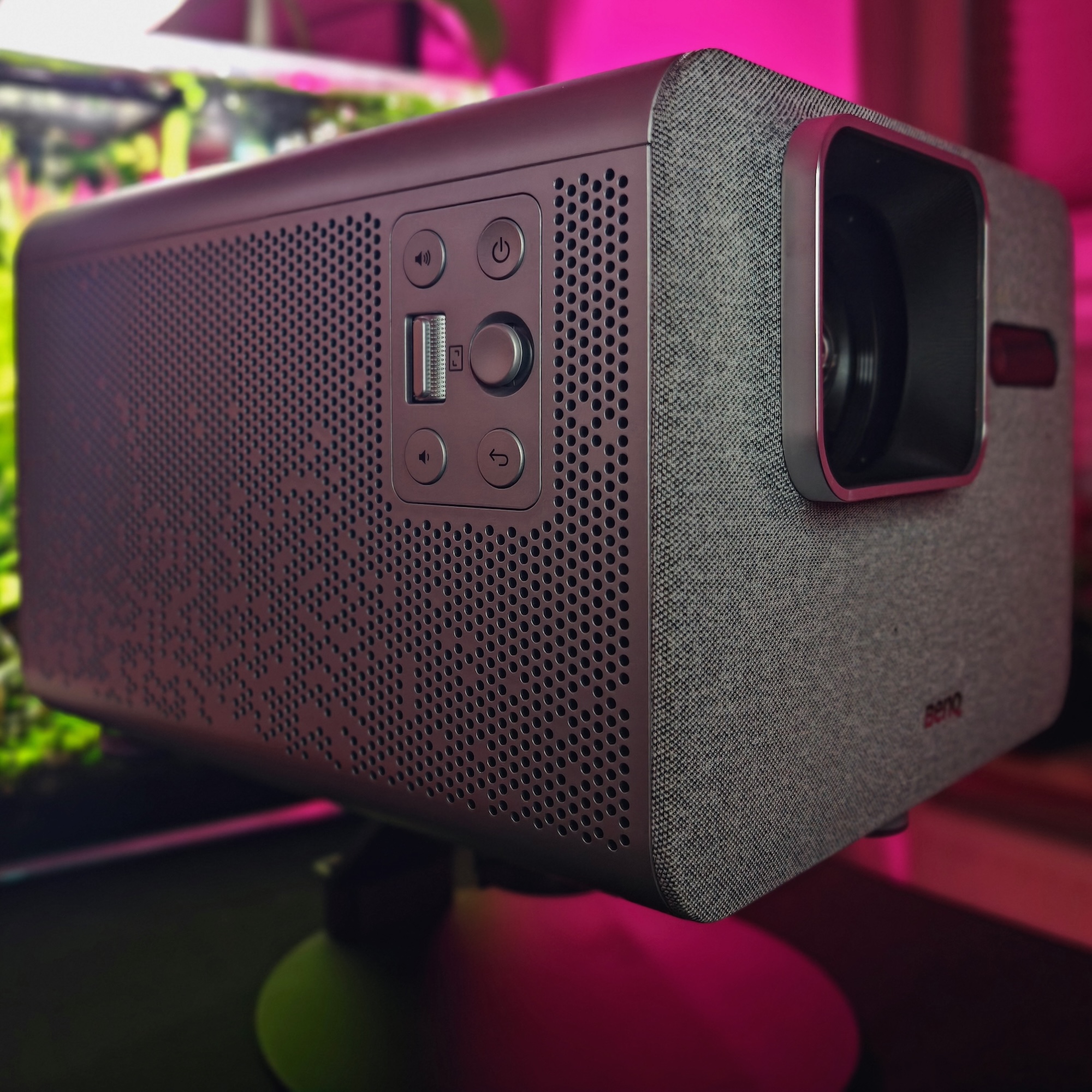 Rzut z boku na lewą stronę obudowy projektora BenQ TK705i z panelem sterowania