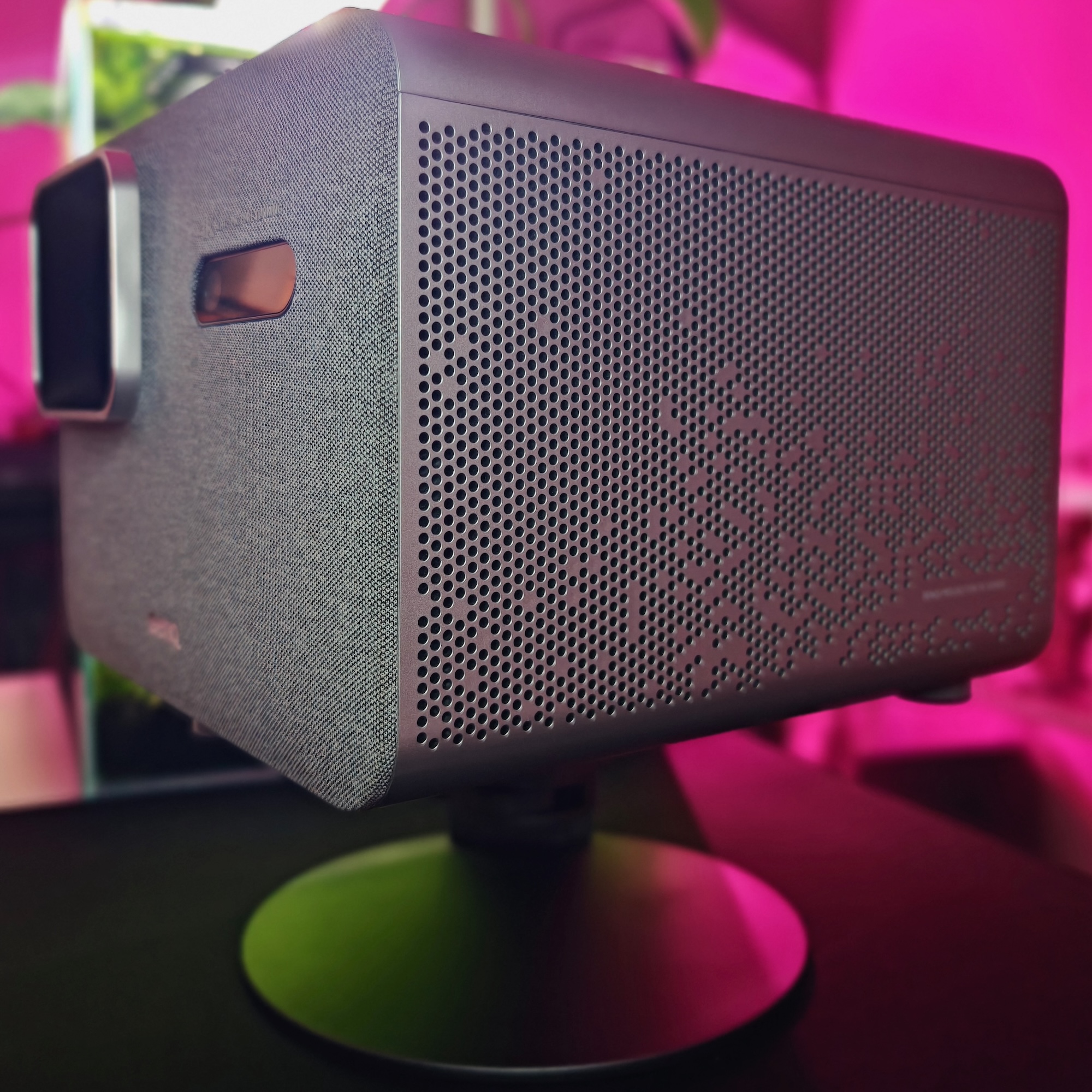 Rzut z boku na prawą stronę obudowy projektora BenQ TK705i