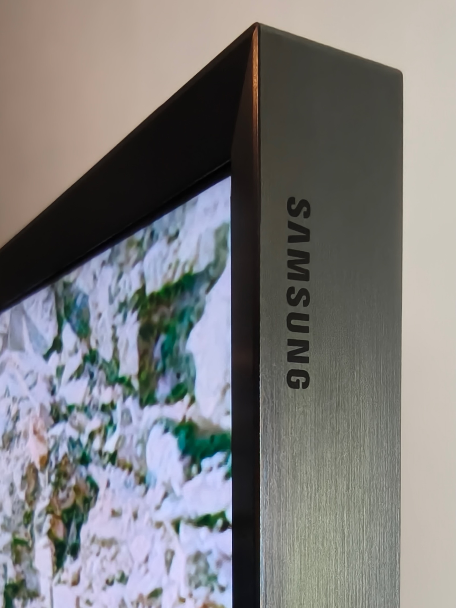 Samsung Neo QLED 8K QN900F - Grubość, widok z prawej strony