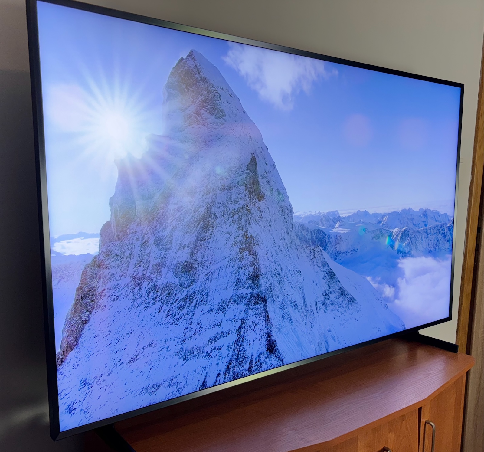 Samsung Neo QLED 8K QN900F - Widok pod kątem