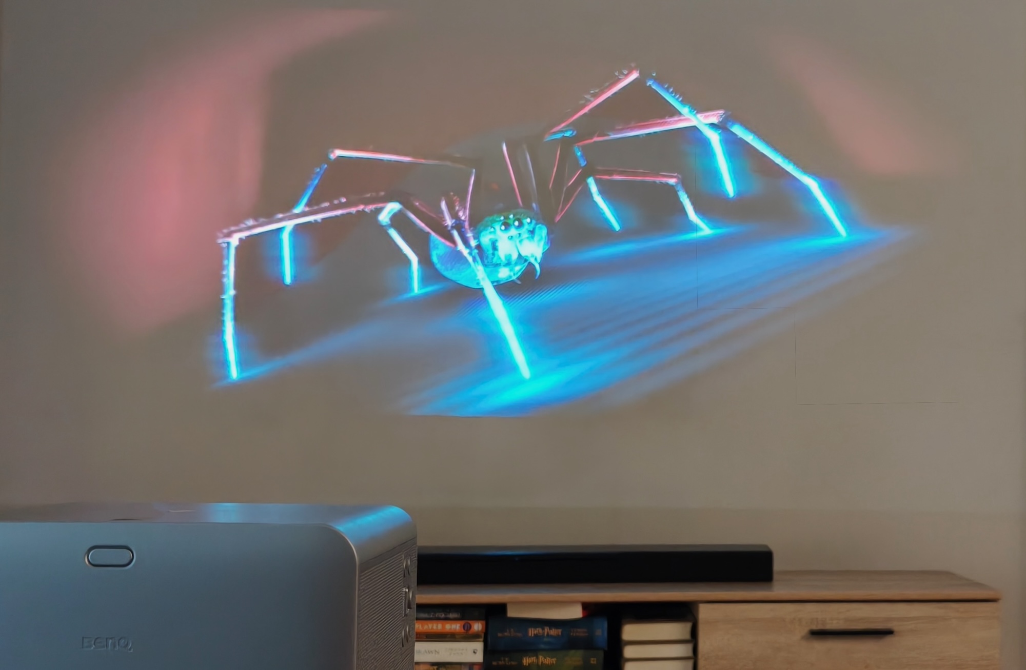 Scena z filmu Spider-Man - Into the Spider-Verse wyświetlana na projektorze BenQ TK705i w pochmurny dzień