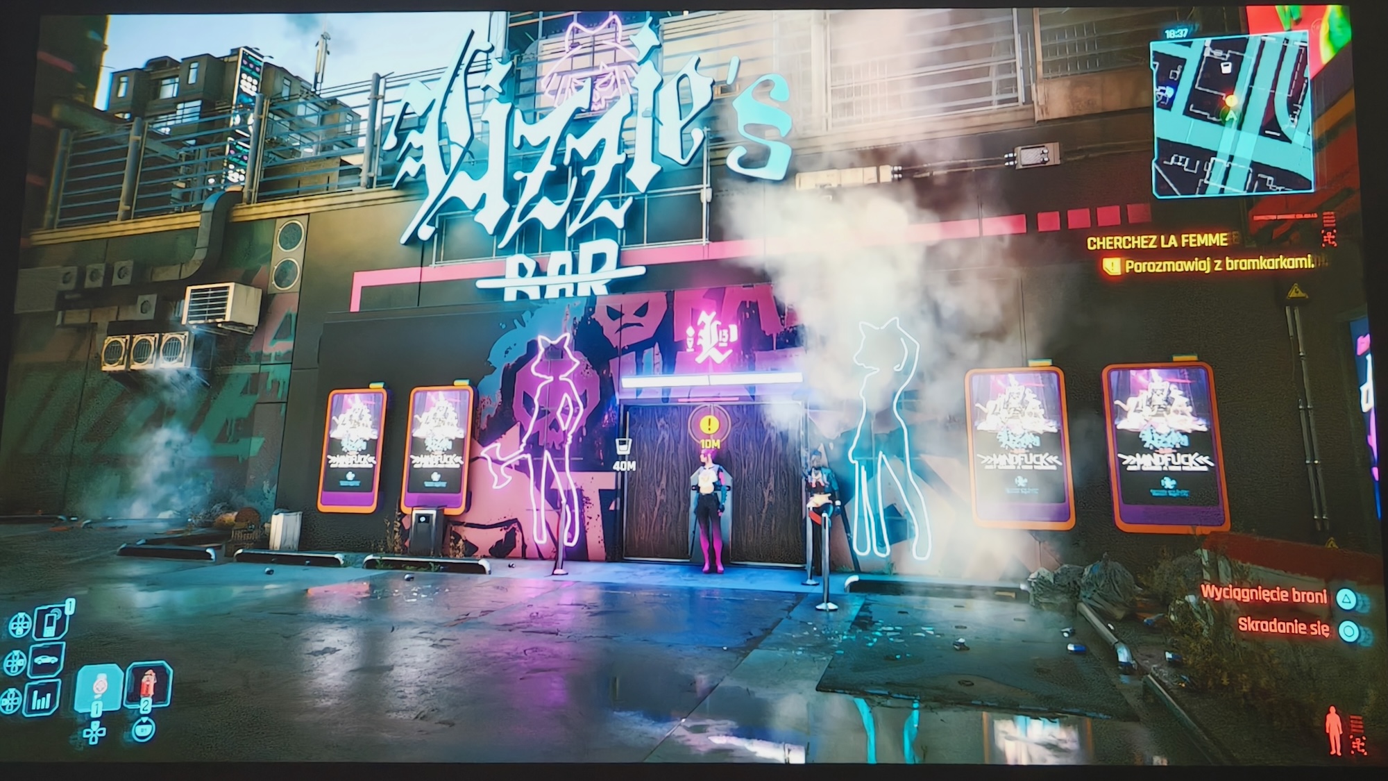 Scena z gry Cyberpunk 2077 wyświetlana przez projektor BenQ TK705i