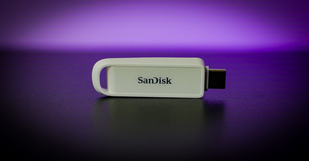 SanDisk USB-C Phone Drive 512 GB w kolorze Arctic White na biurku