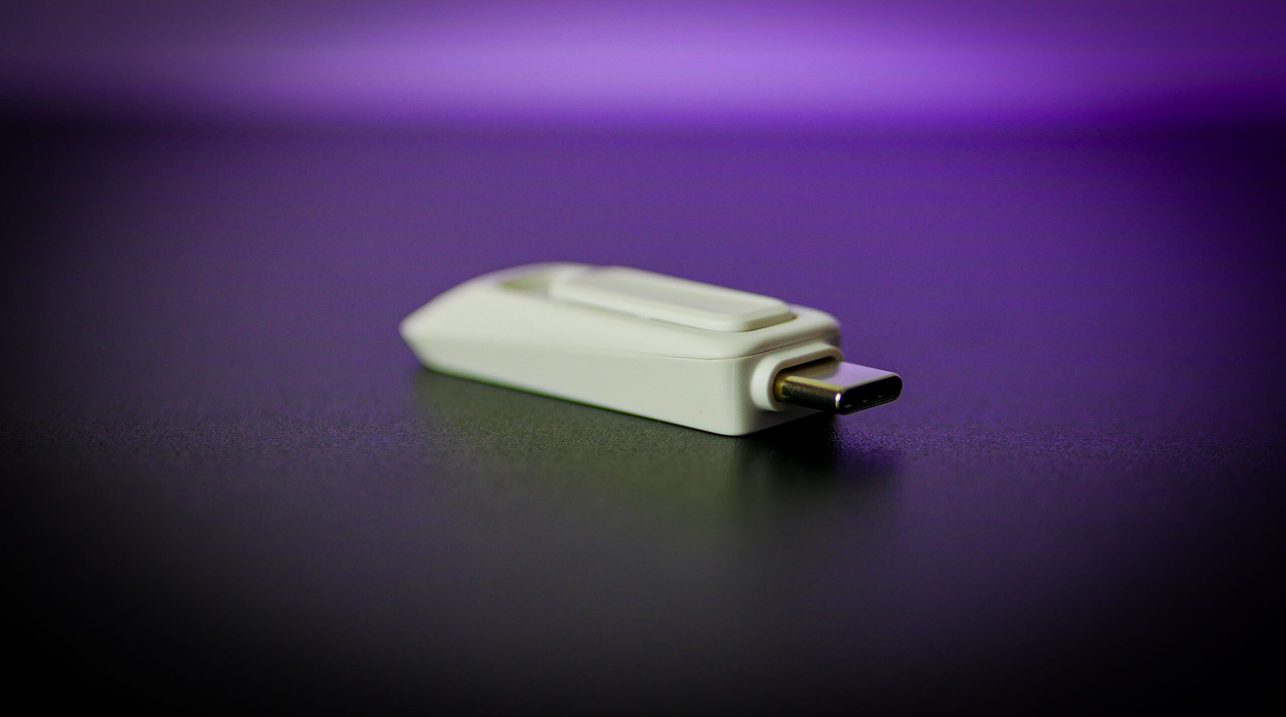 Zbliżenie na złącze USB-C pendrive’a SanDisk 512 GB