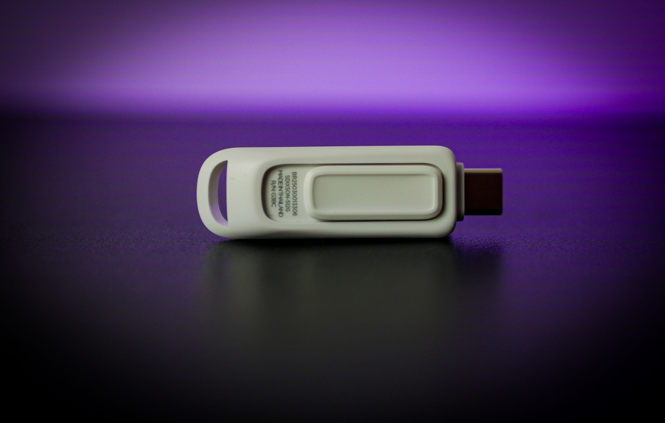 Elegancki design pendrive’a SanDisk USB-C 512 GB Arctic White