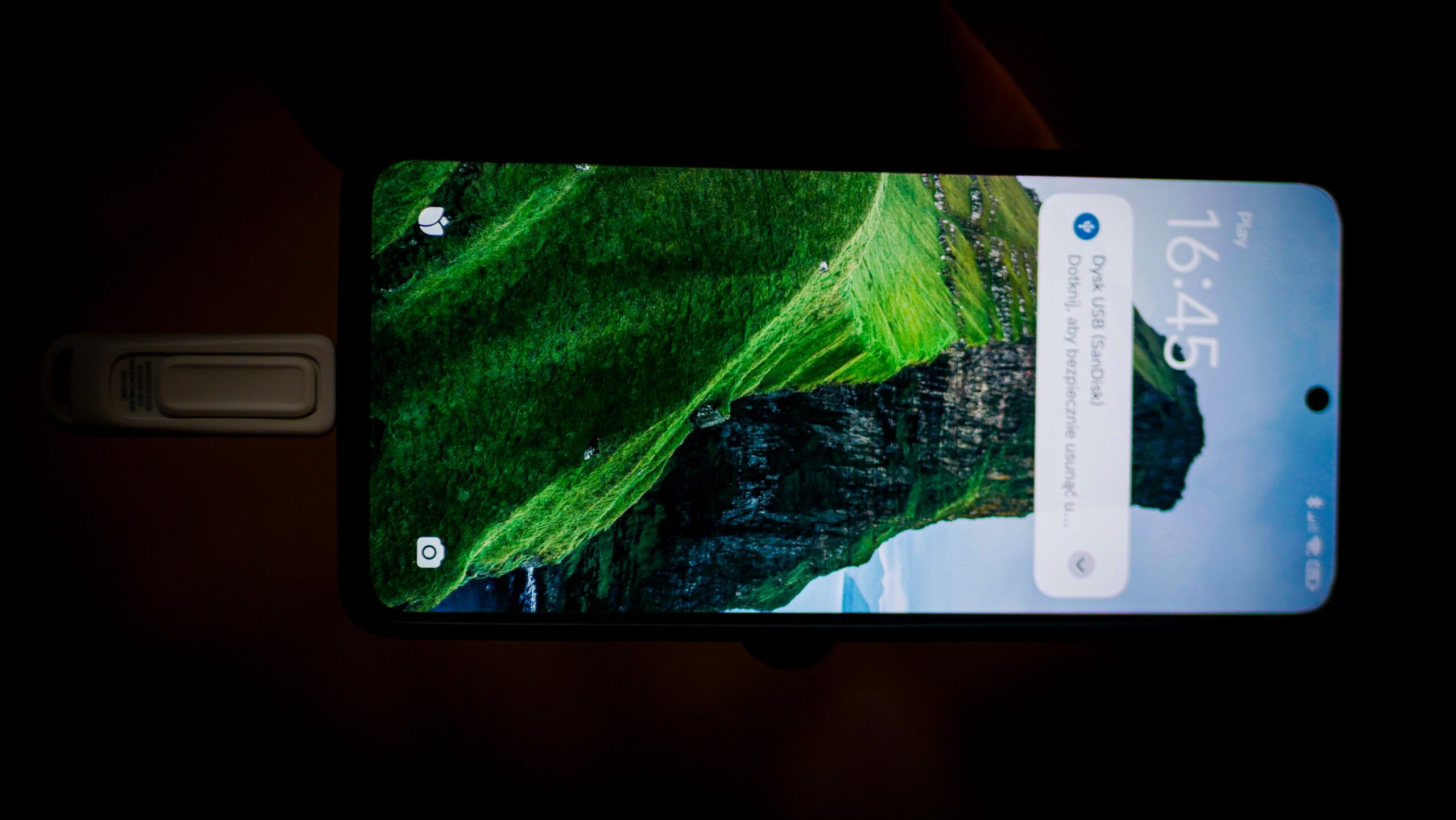 Pendrive SanDisk USB-C 512 GB Arctic White podłączony do telefonu