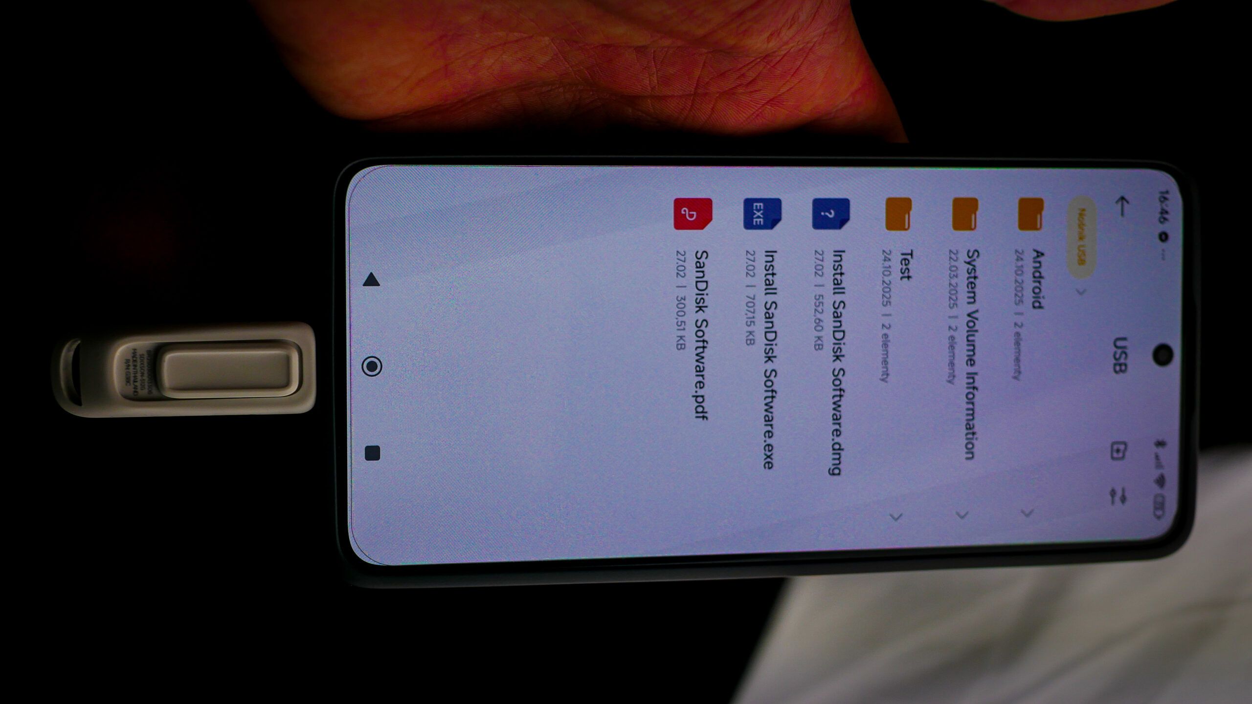 Pendrive SanDisk USB-C 512 GB Arctic White podłączony do telefonu