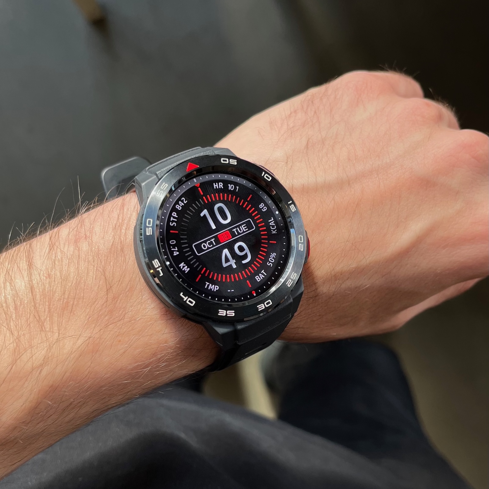 Smartwatch Mibro GS Pro na nadgarstku z włączonym ekranem AMOLED