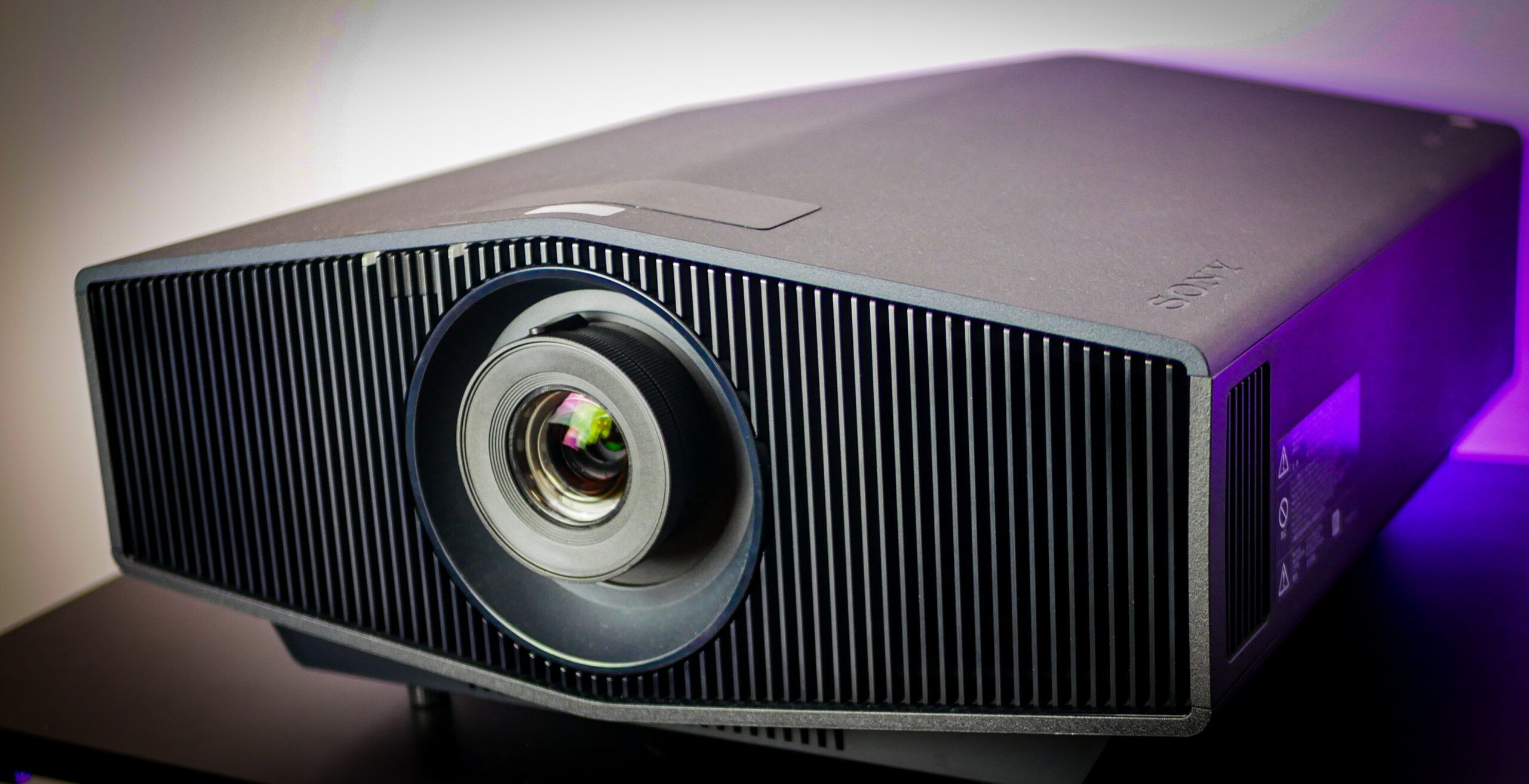 Sony VPL-XW5100ES – projektor laserowy 4K w salonie