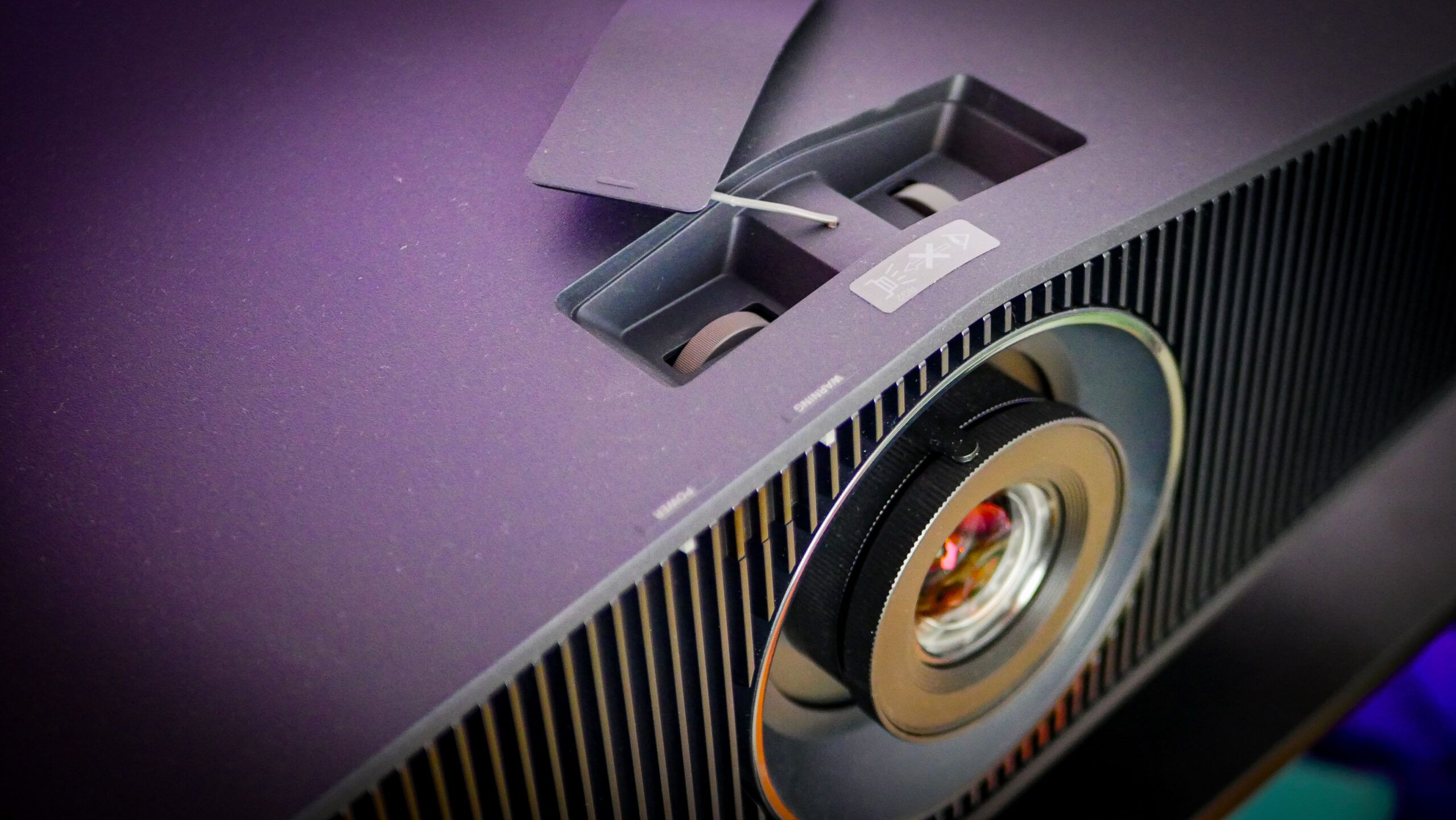 Tylna część projektora Sony VPL-XW5100ES z portami HDMI 2.1