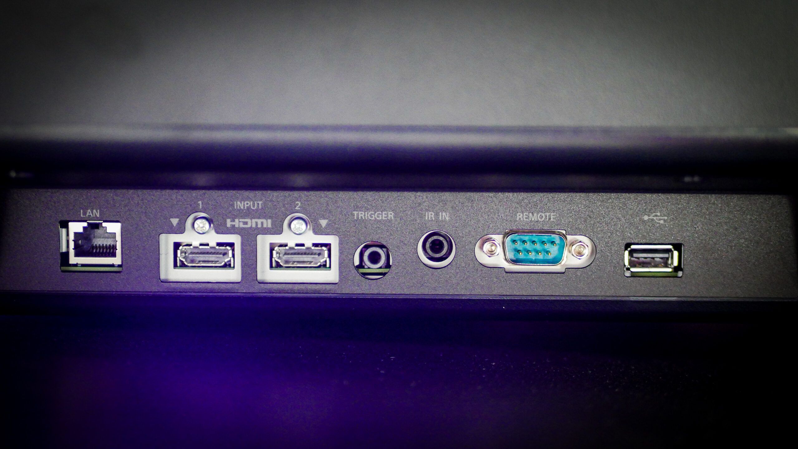 Obraz 4K HDR generowany przez Sony VPL-XW5100ES na dużym ekranie