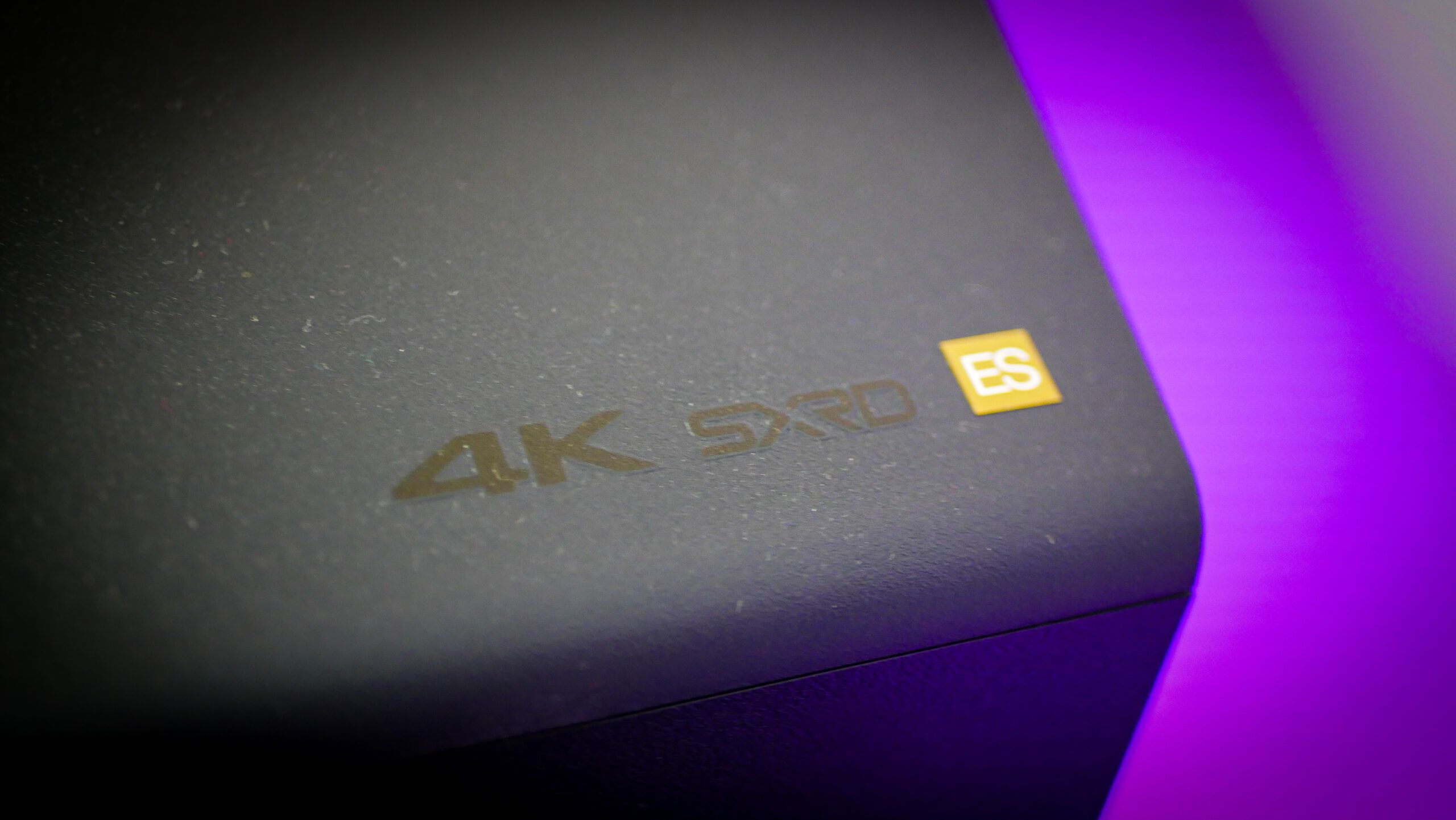 Obraz 4K HDR generowany przez Sony VPL-XW5100ES na dużym ekranie