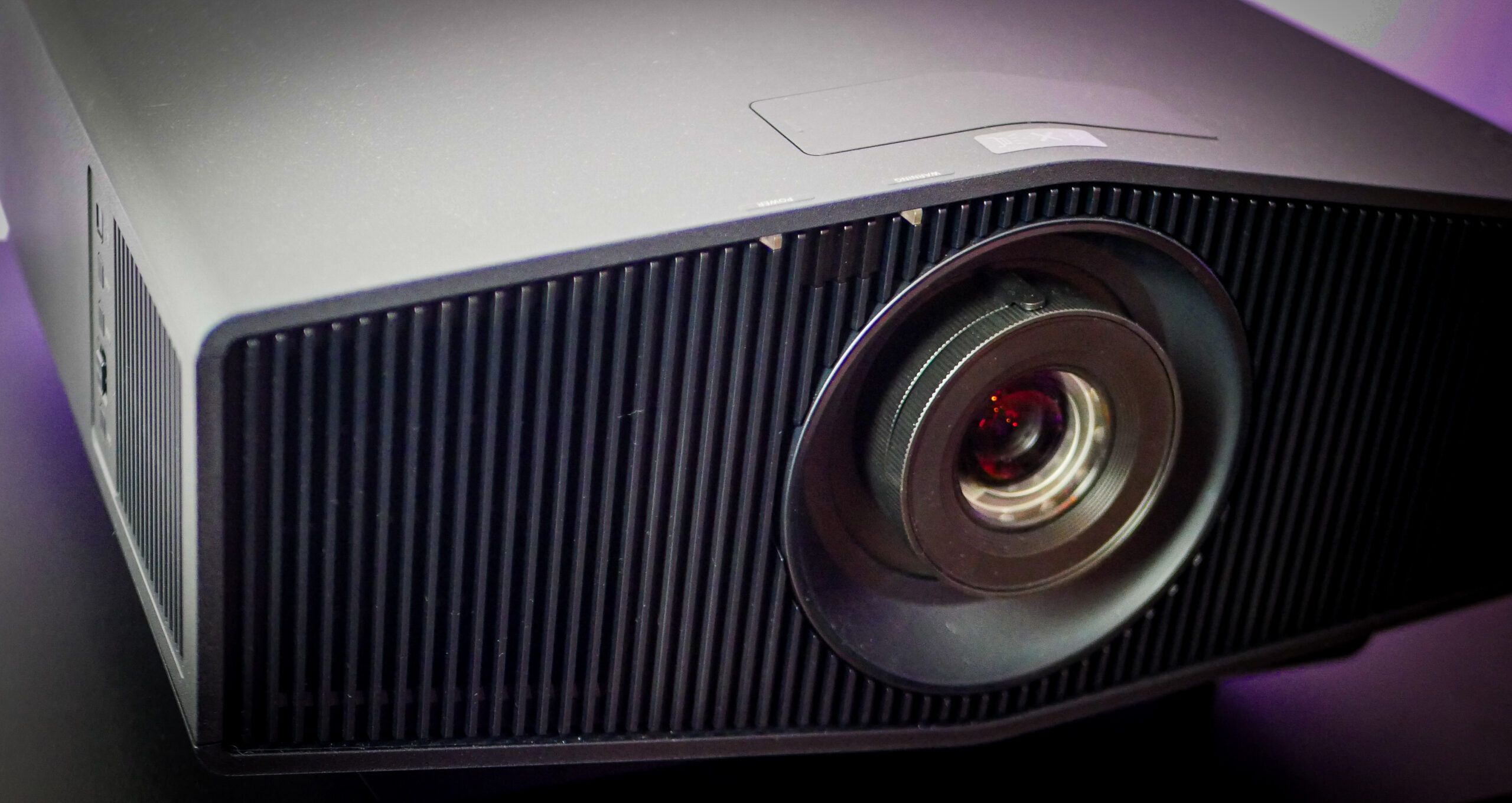 Obraz 4K HDR generowany przez Sony VPL-XW5100ES na dużym ekranie