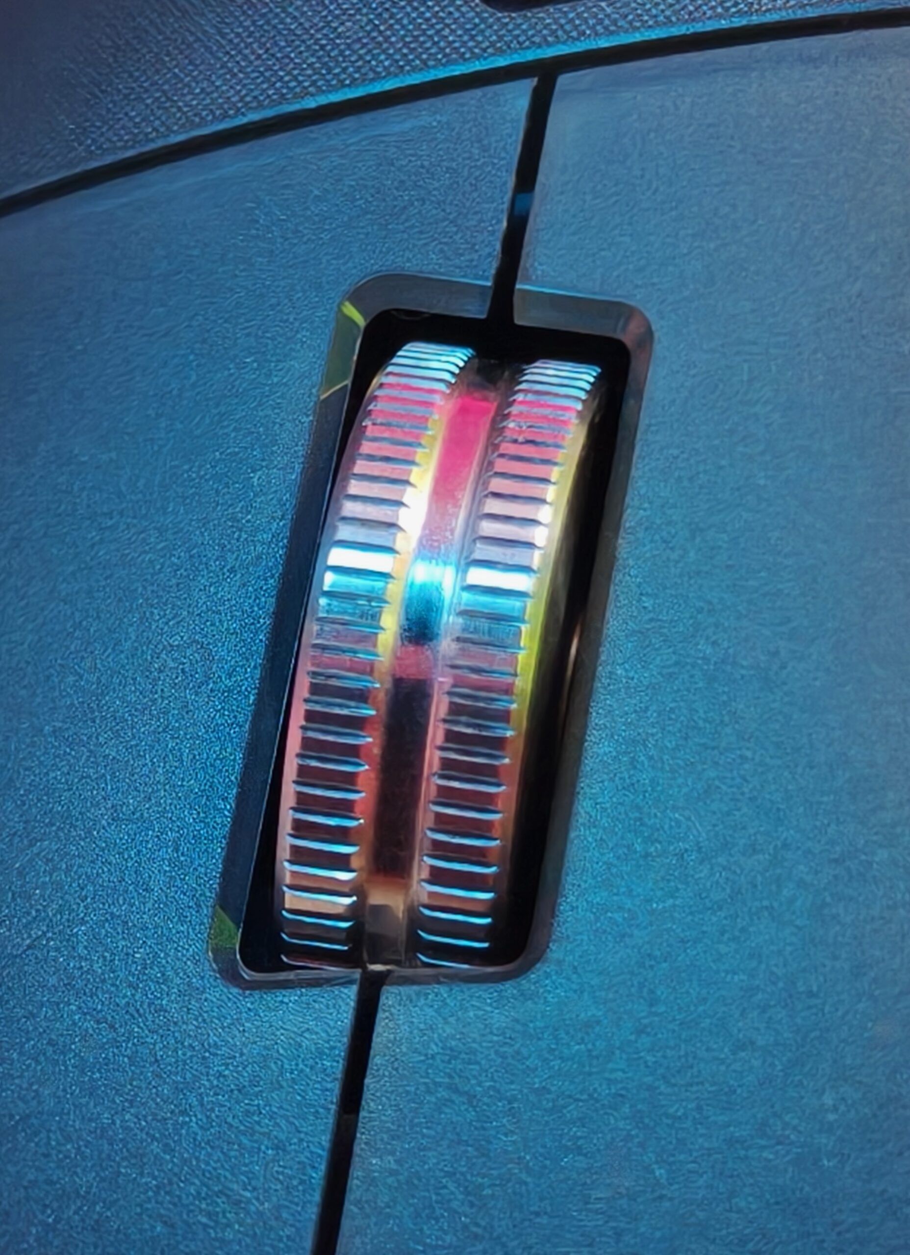 Ekstremalne zbliżenie na metalowe kółko MagSpeed w Logitech MX Master 4