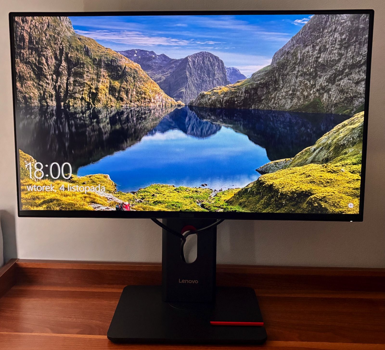 Front monitora Lenovo ThinkVision T24-40 z włączonym ekranem, pokazujący żywe kolory i cienkie ramki