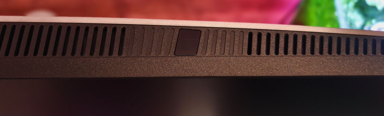 Górna krawędź obudowy monitora BenQ z widoczną kratką wentylacyjną