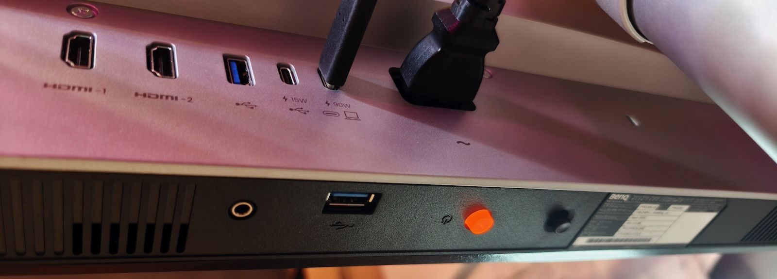 Kable wpięte w porty monitora BenQ MA320U