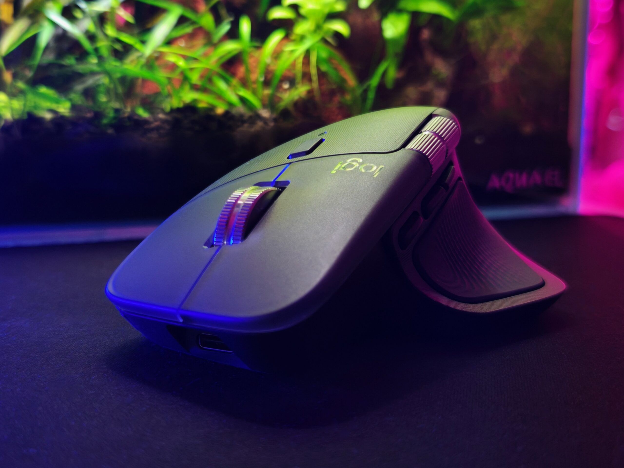 Logitech MX Master 4 na biurku, w tle widoczne akwarium