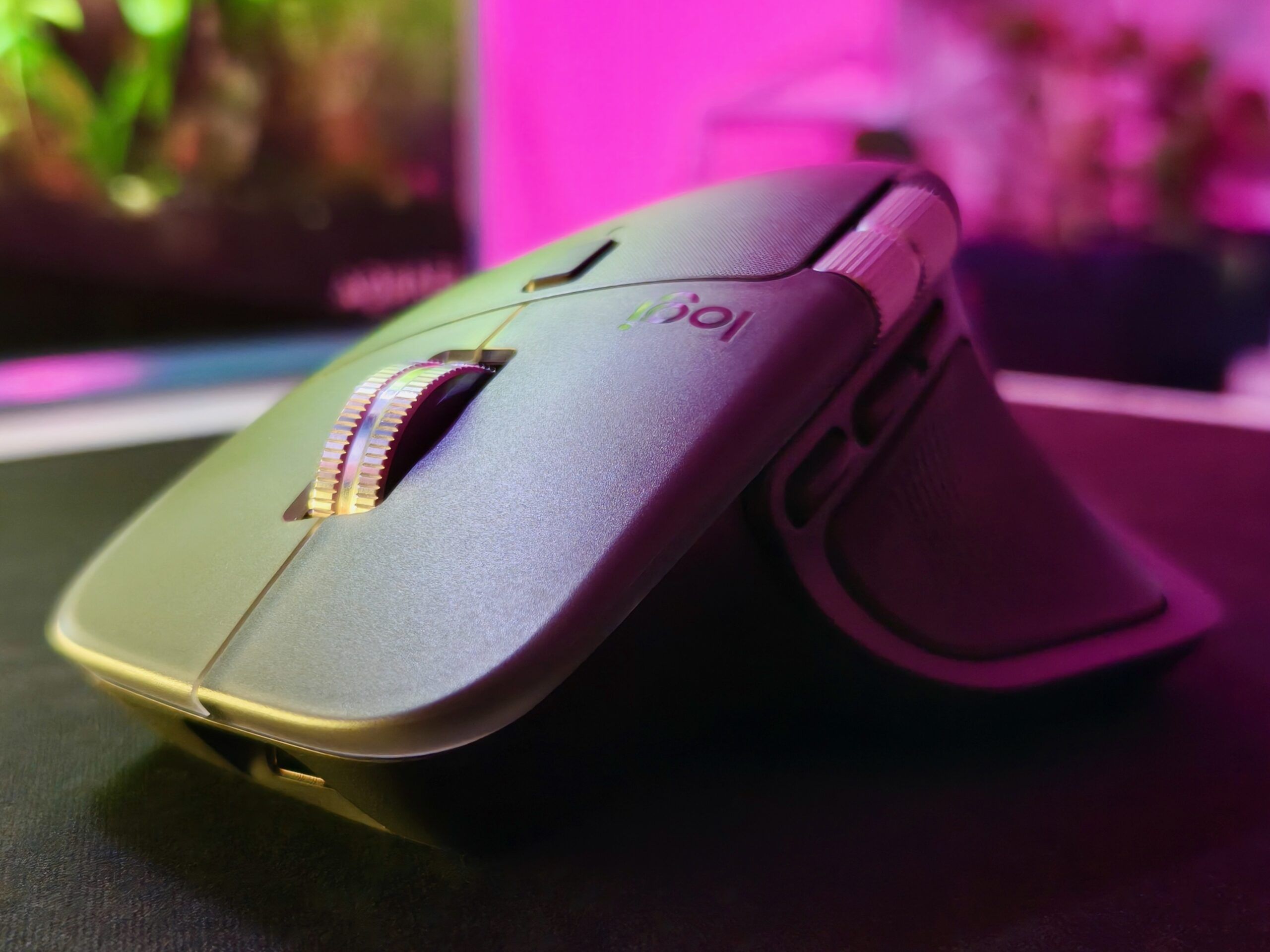 Logitech MX Master 4 na biurku, widok z przodu pokazujący kółko MagSpeed i port USB-C