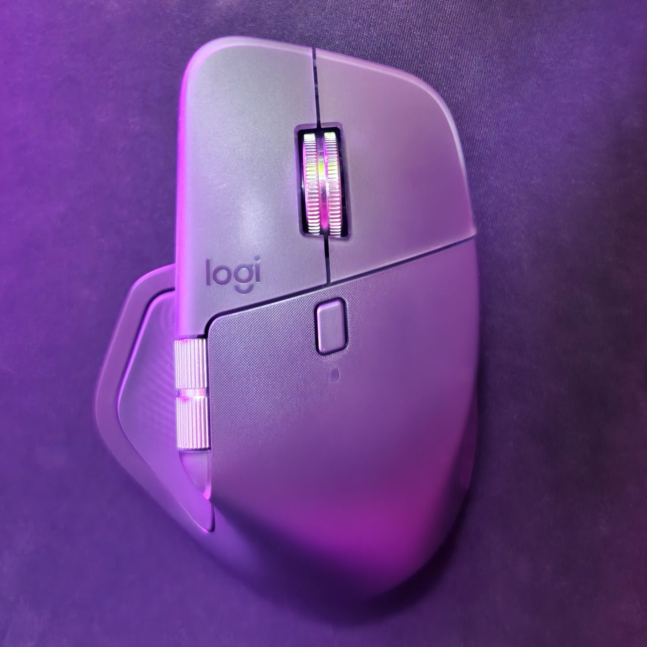 Logitech MX Master 4 na podkładce, widok prosto z góry (flat lay)