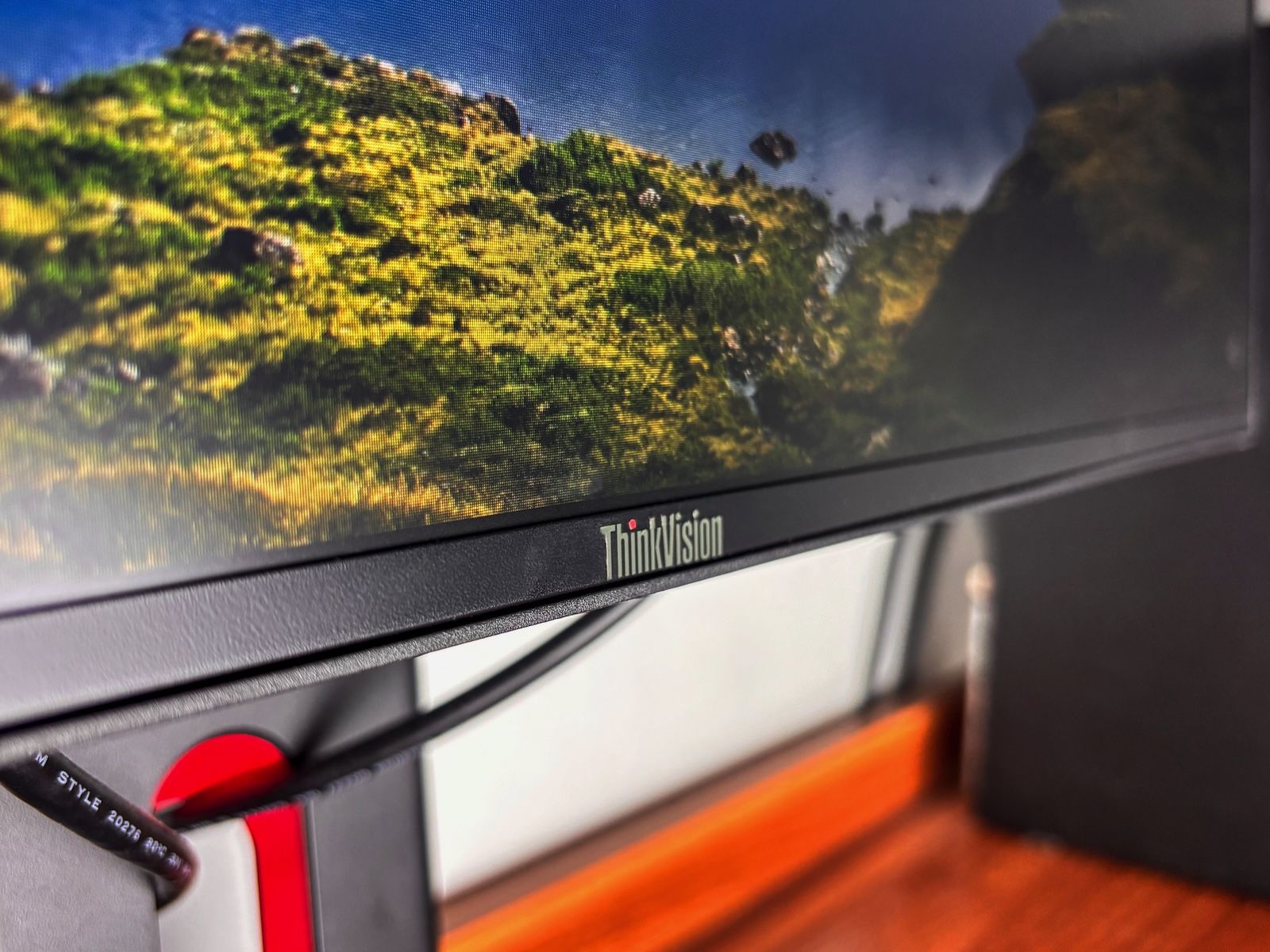 Logo ThinkVision na dolnej ramce monitora T24-40, widoczne z boku