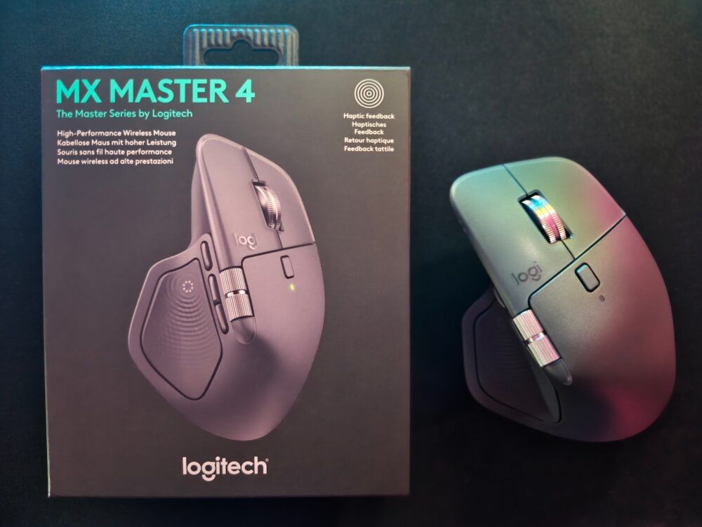 Mysz Logitech MX Master 4 obok swojego pudełka z brandingiem i informacjami o produkcie