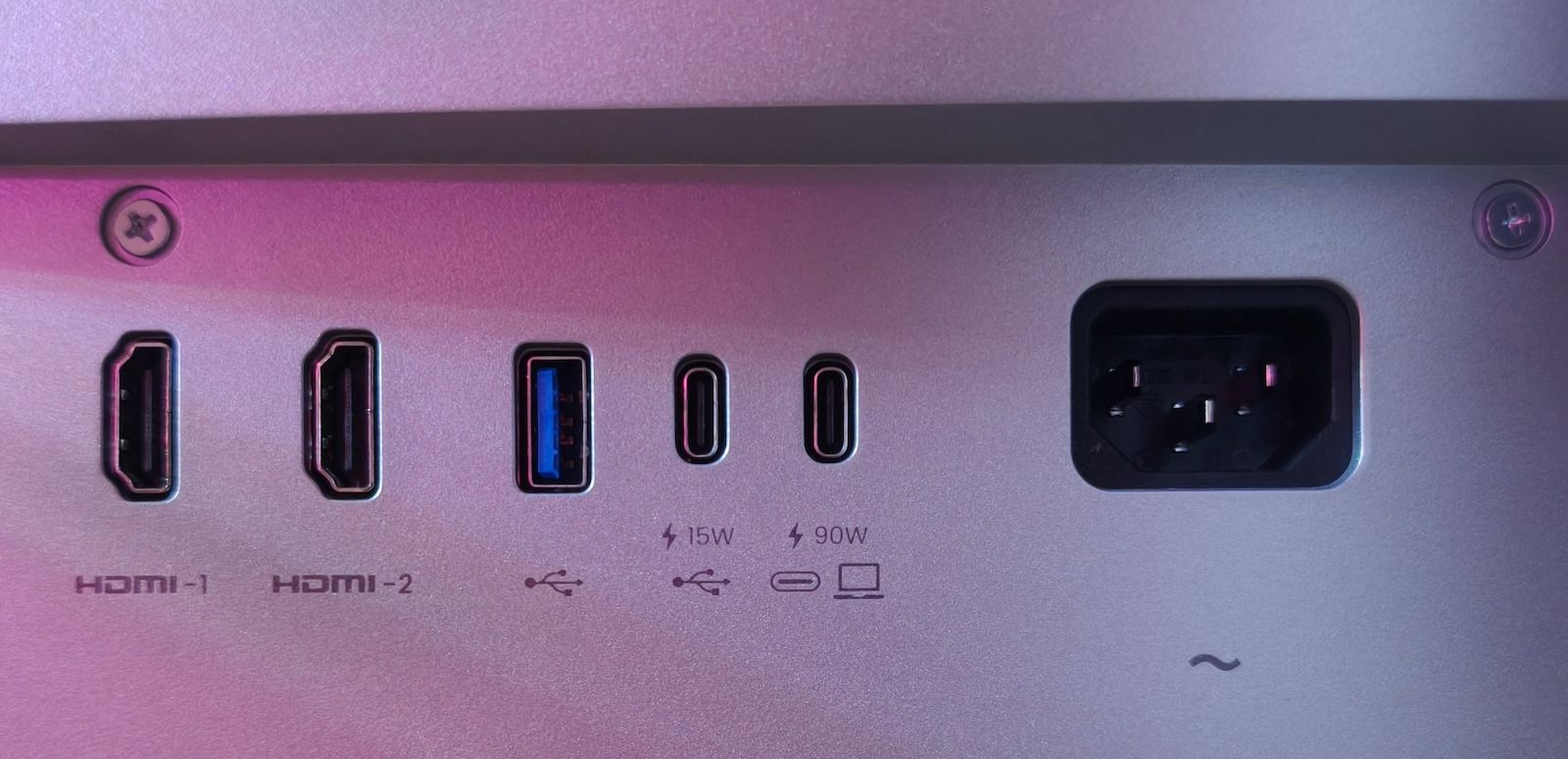 Panel portów BenQ MA320U: 2x HDMI, 1x USB-A, 2x USB-C