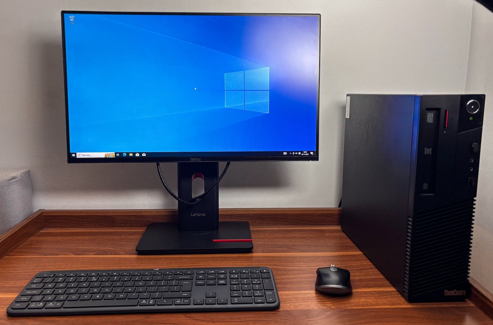 Pełne stanowisko biurowe z monitorem Lenovo ThinkVision T24-40, komputerem ThinkCentre oraz bezprzewodową klawiaturą i myszą